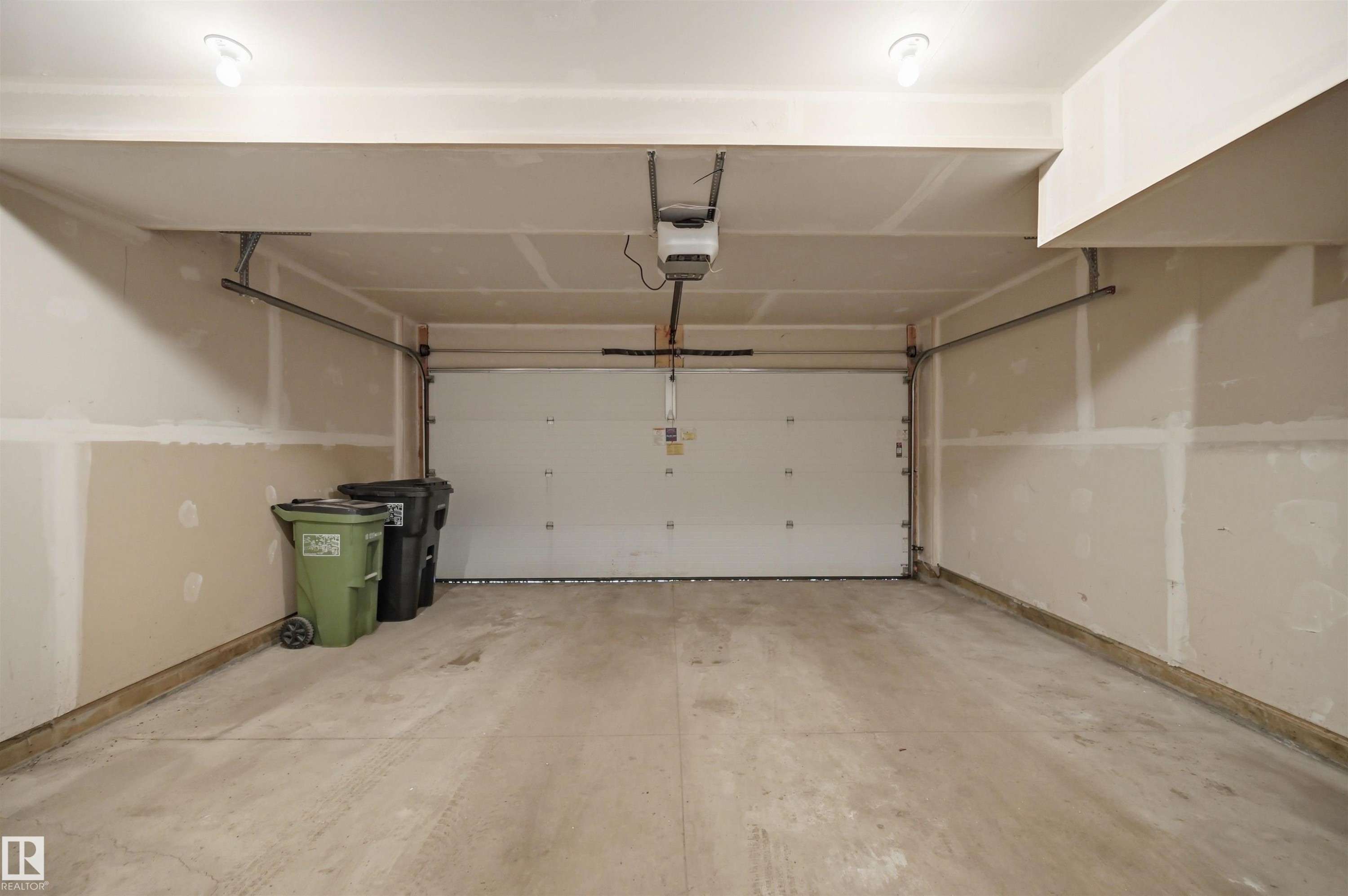 85 1010 Rabbit Hill Road, Edmonton, AB - Indoor Photo Showing Garage