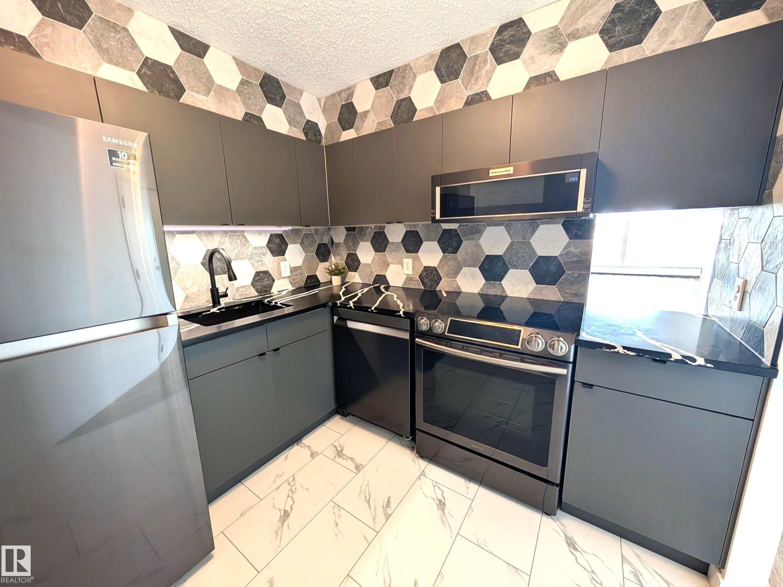 1307 10149 Saskatchewan Drive, Edmonton, AB - Indoor Photo Showing Kitchen