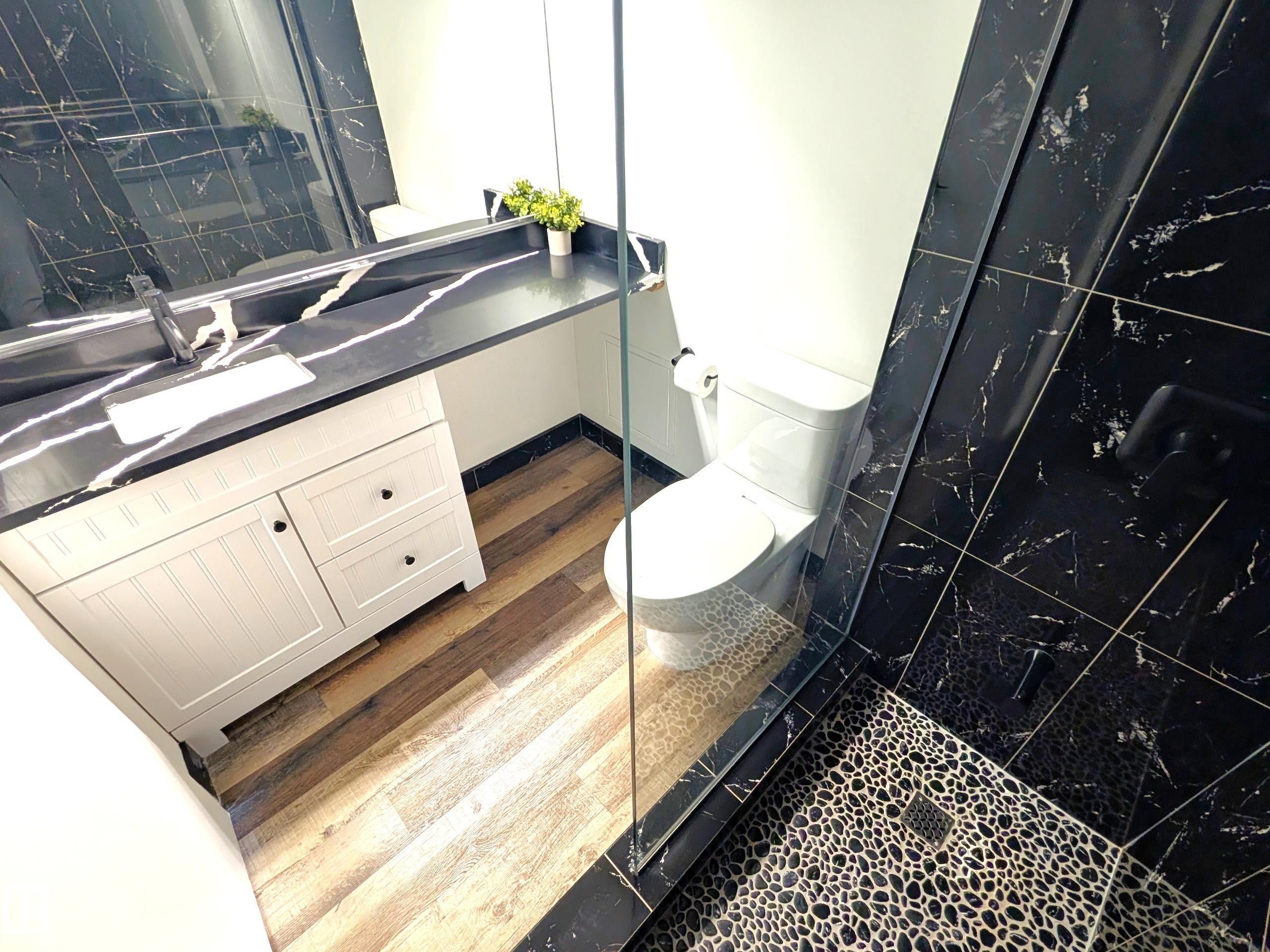 1307 10149 Saskatchewan Drive, Edmonton, AB - Indoor