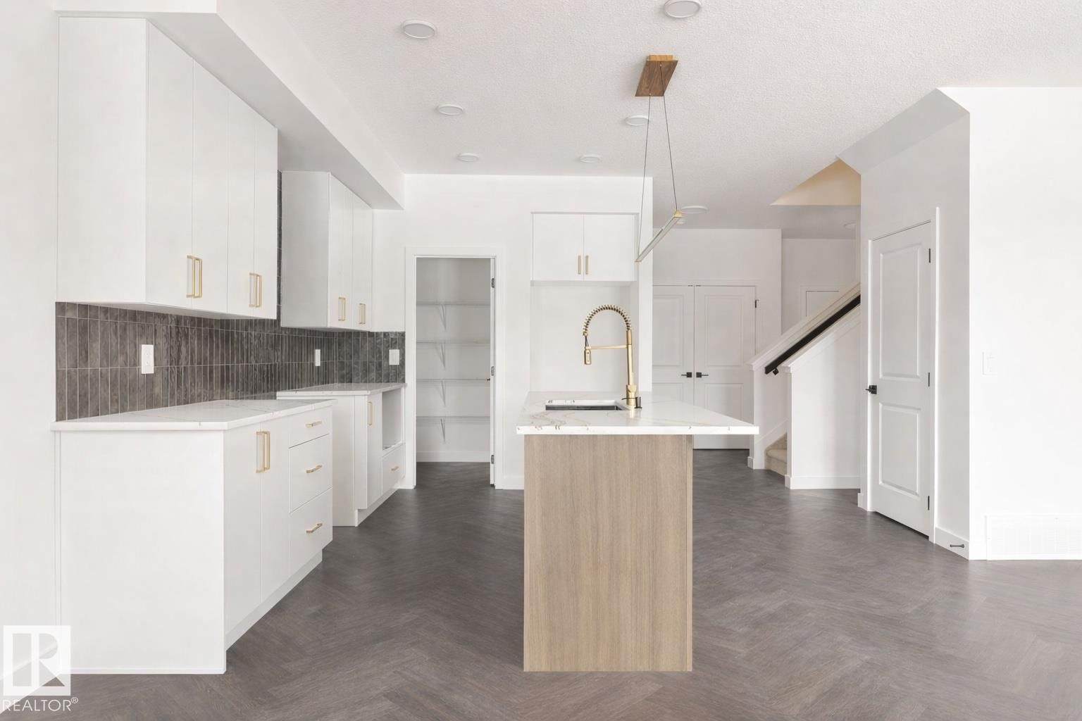 1723 Crossbill Loop, Edmonton, AB - Indoor Photo Showing Kitchen With Upgraded Kitchen