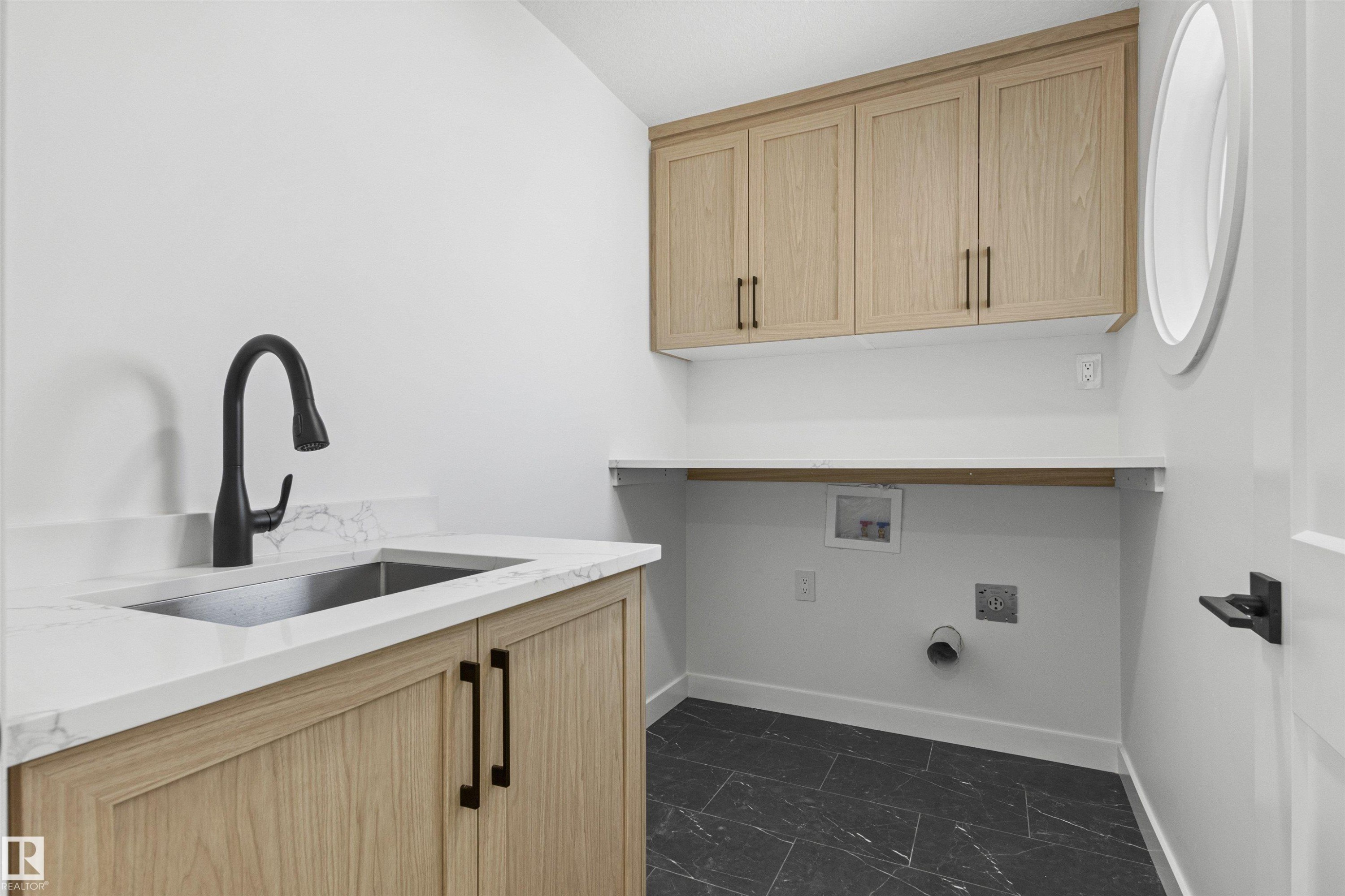 3331 Chickadee Drive, Edmonton, AB - Indoor Photo Showing Kitchen