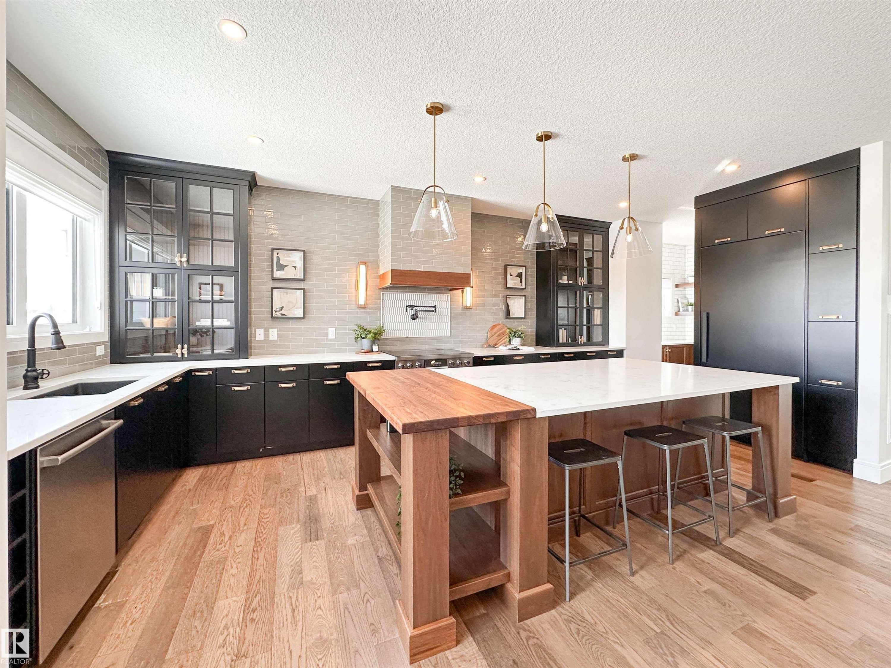 7 Jubilation Drive, St. Albert, AB - Indoor Photo Showing Kitchen With Upgraded Kitchen
