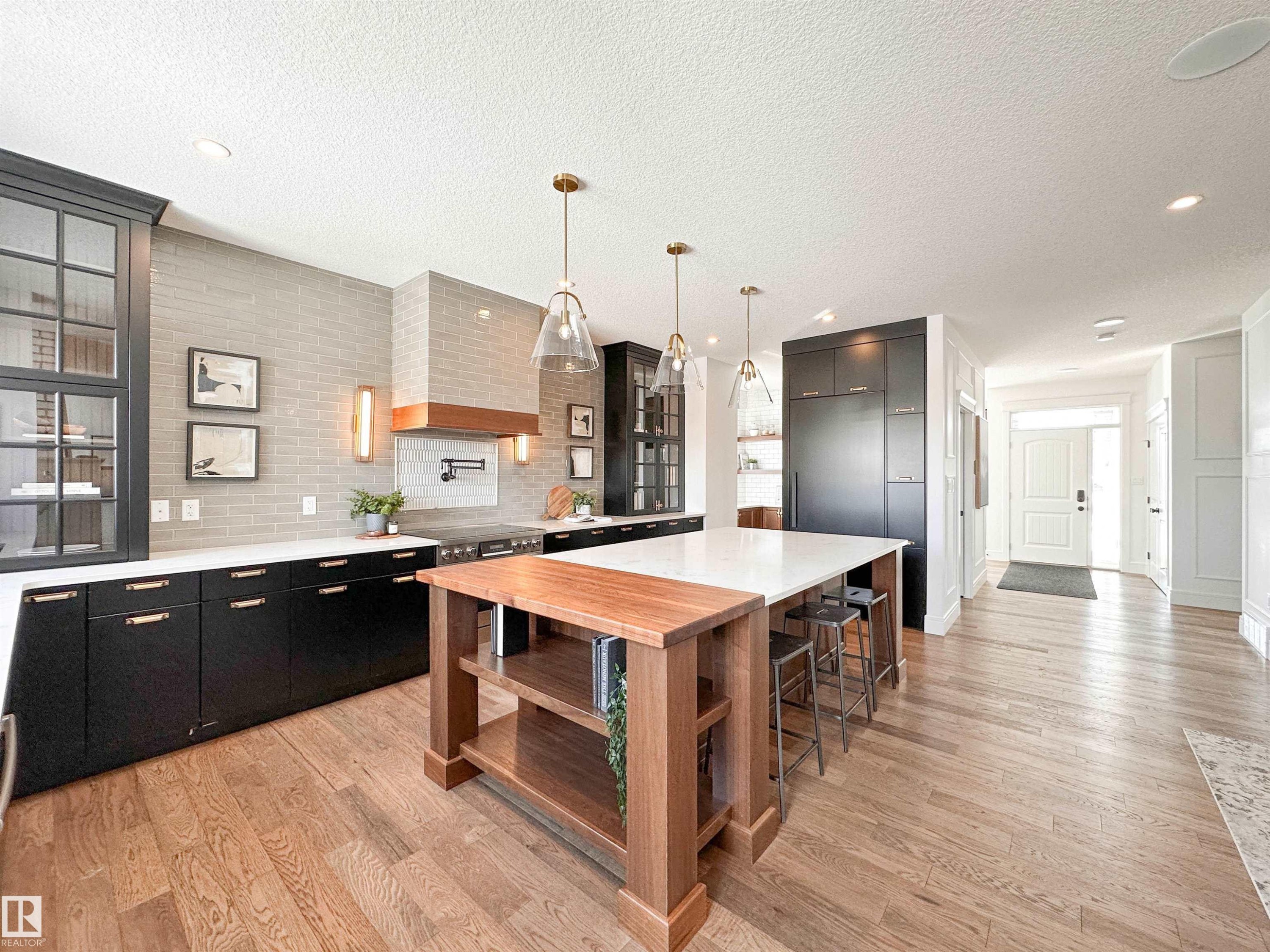 7 Jubilation Drive, St. Albert, AB - Indoor Photo Showing Kitchen With Upgraded Kitchen