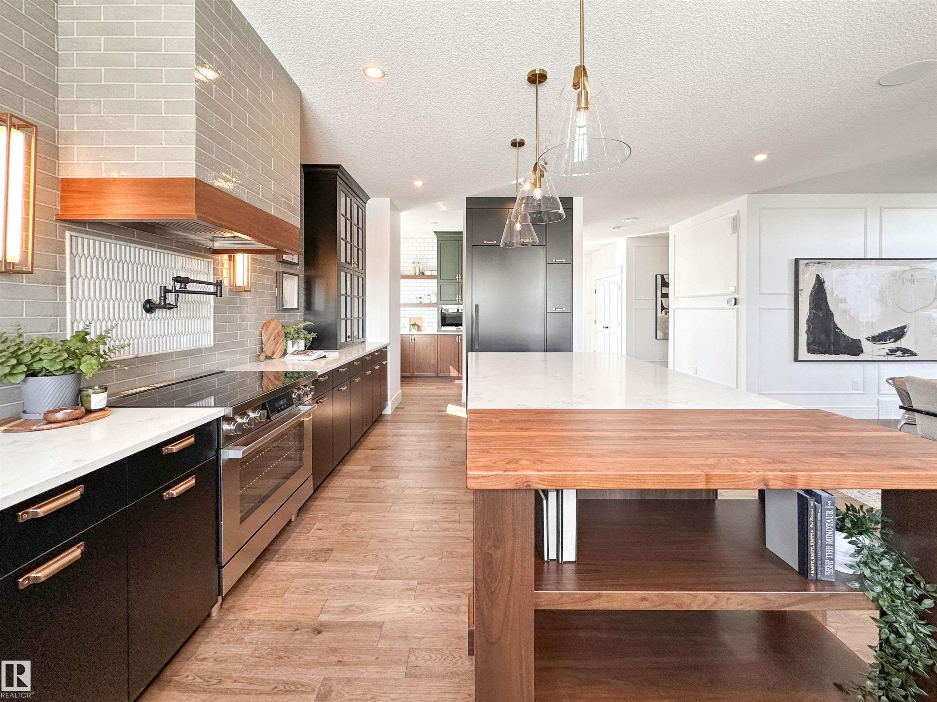 7 Jubilation Drive, St. Albert, AB - Indoor Photo Showing Kitchen With Upgraded Kitchen