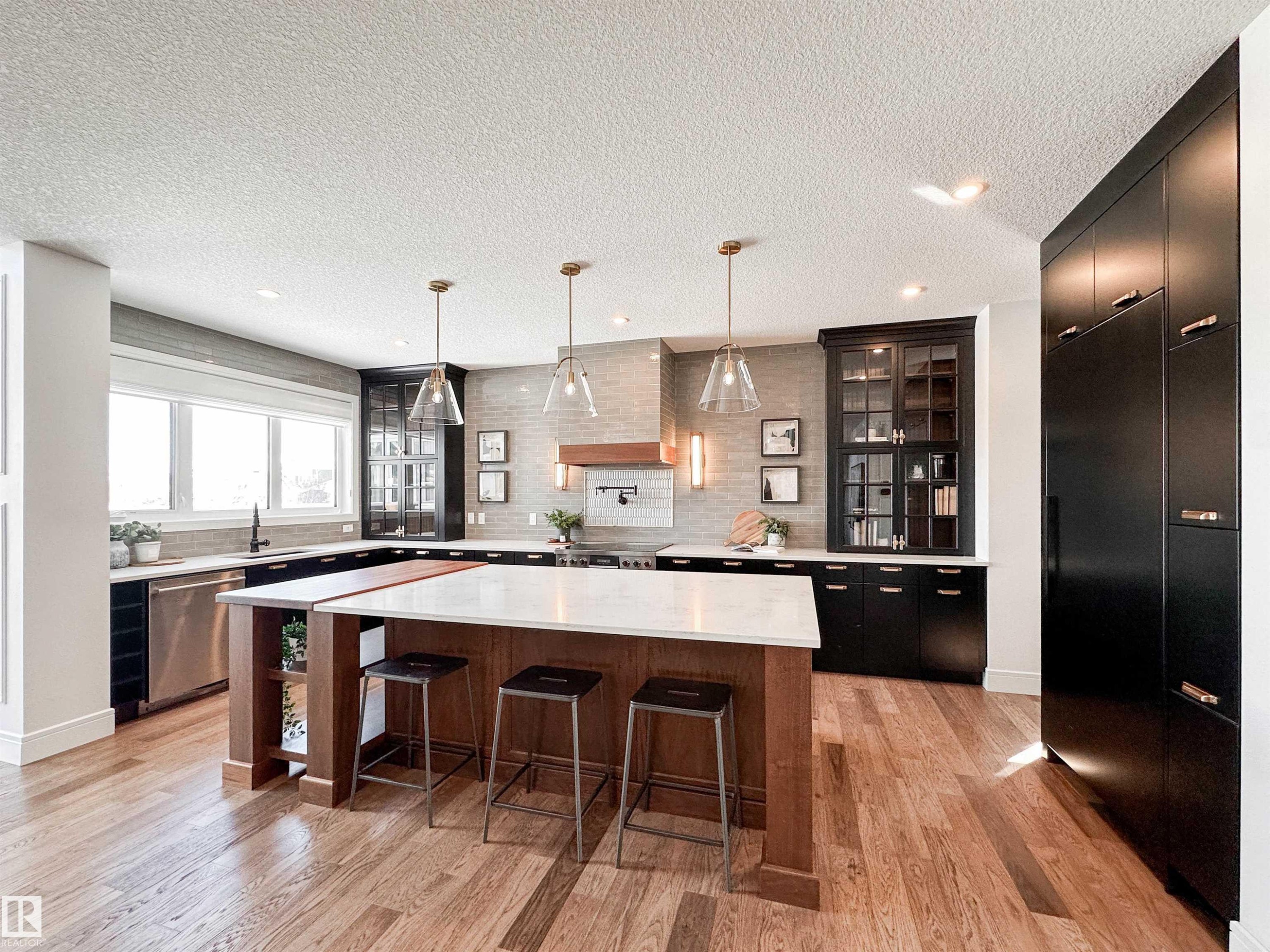 7 Jubilation Drive, St. Albert, AB - Indoor Photo Showing Kitchen With Upgraded Kitchen