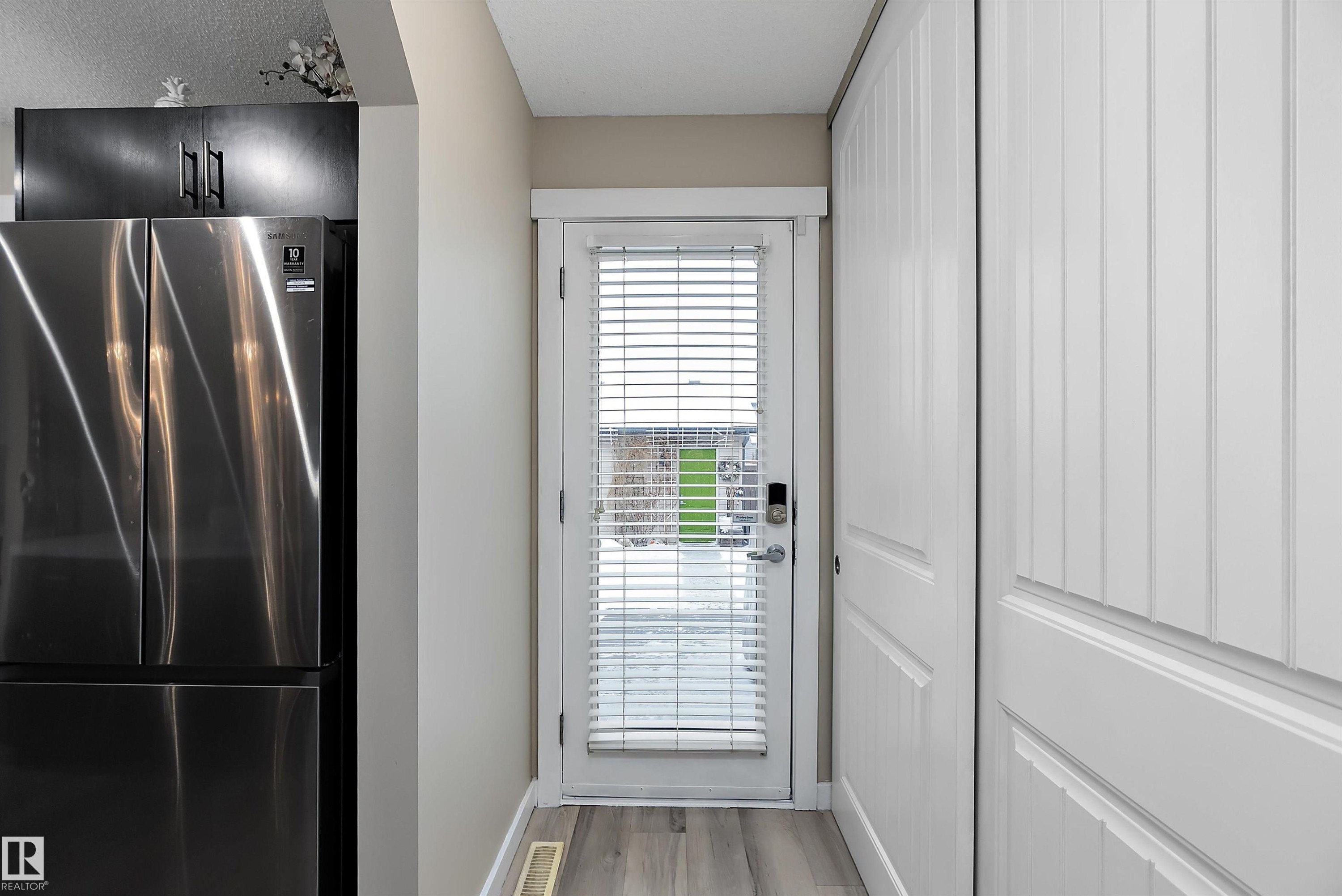 2914 18A Avenue, Edmonton, AB - Indoor Photo Showing Kitchen With Upgraded Kitchen