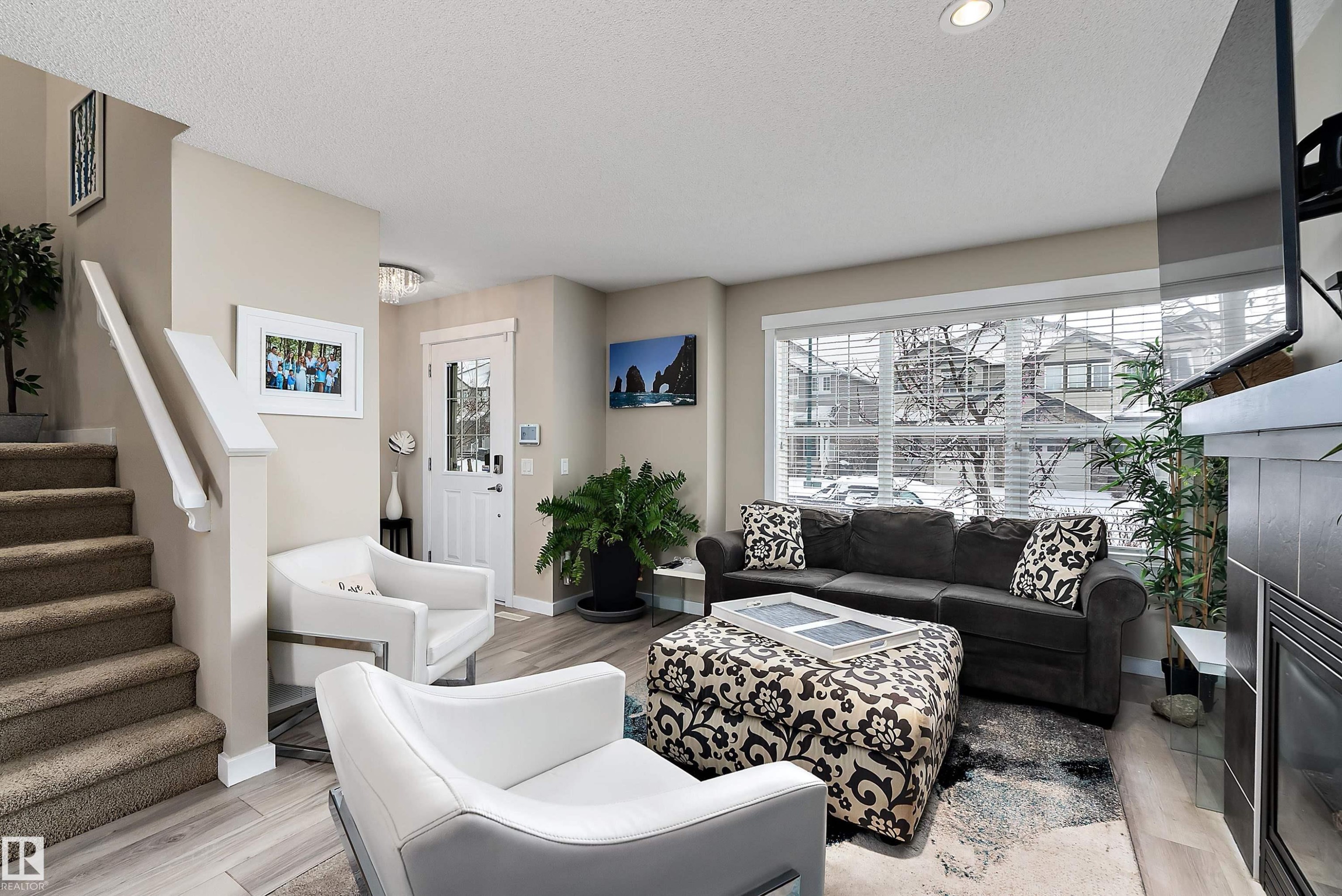 2914 18A Avenue, Edmonton, AB - Indoor Photo Showing Living Room