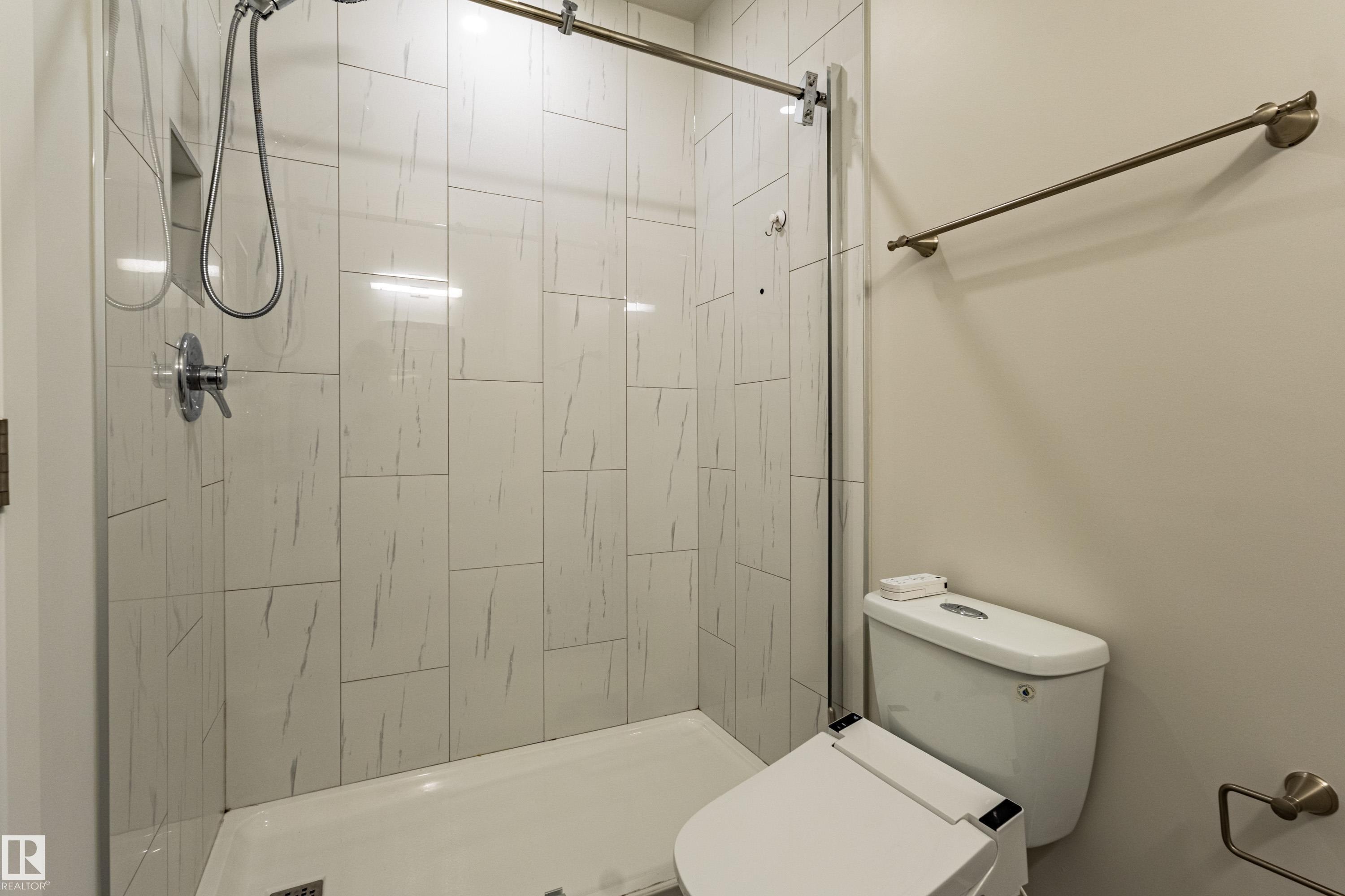 21326 61 Avenue, Edmonton, AB - Indoor Photo Showing Bathroom