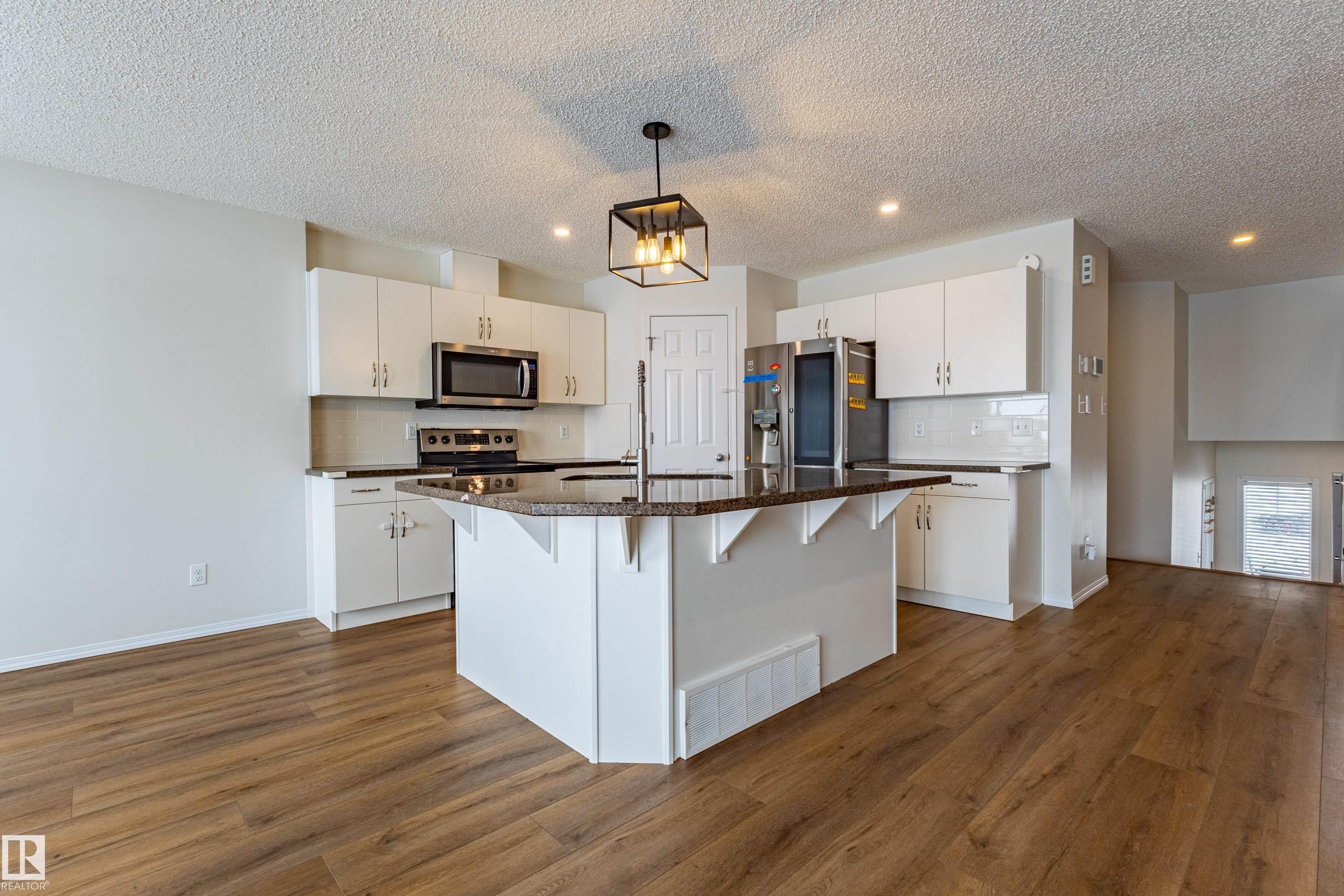 21326 61 Avenue, Edmonton, AB - Indoor Photo Showing Kitchen With Upgraded Kitchen
