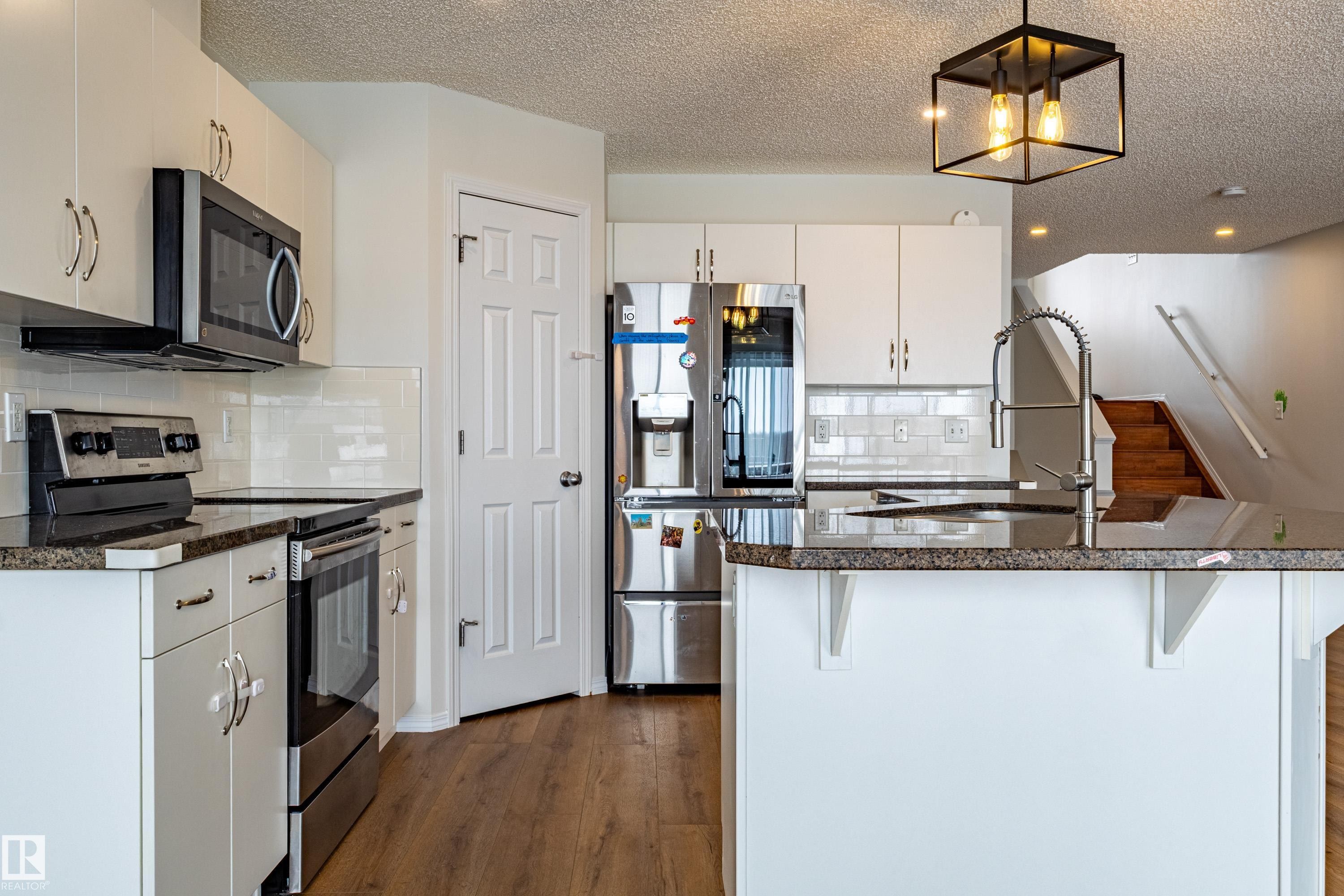 21326 61 Avenue, Edmonton, AB - Indoor Photo Showing Kitchen With Upgraded Kitchen