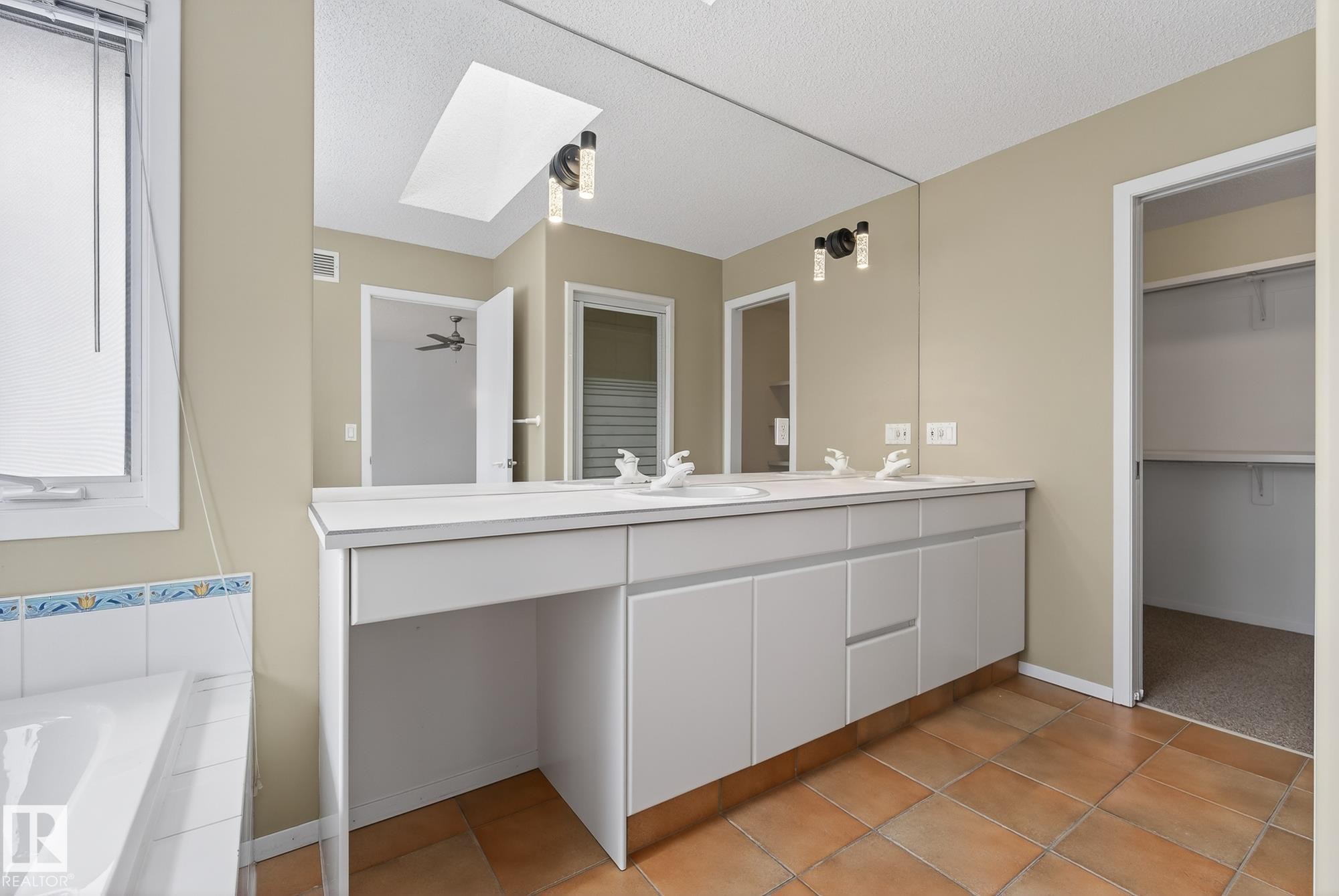 9115 77 Avenue, Edmonton, AB - Indoor Photo Showing Bathroom