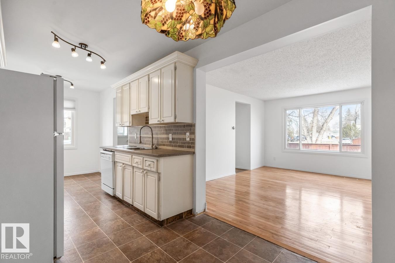 242 Primrose Gardens, Edmonton, AB - Indoor Photo Showing Kitchen
