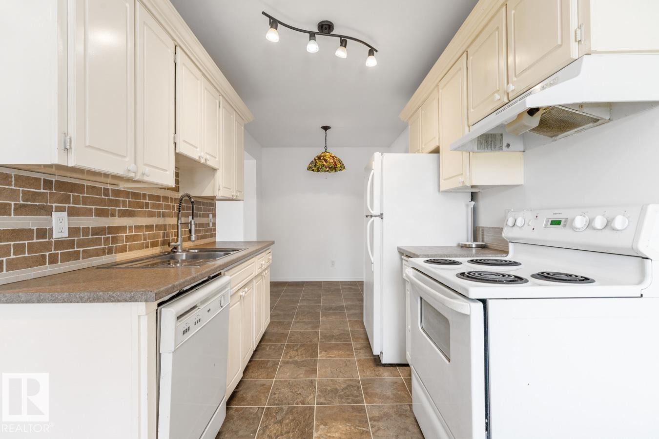 242 Primrose Gardens, Edmonton, AB - Indoor Photo Showing Kitchen