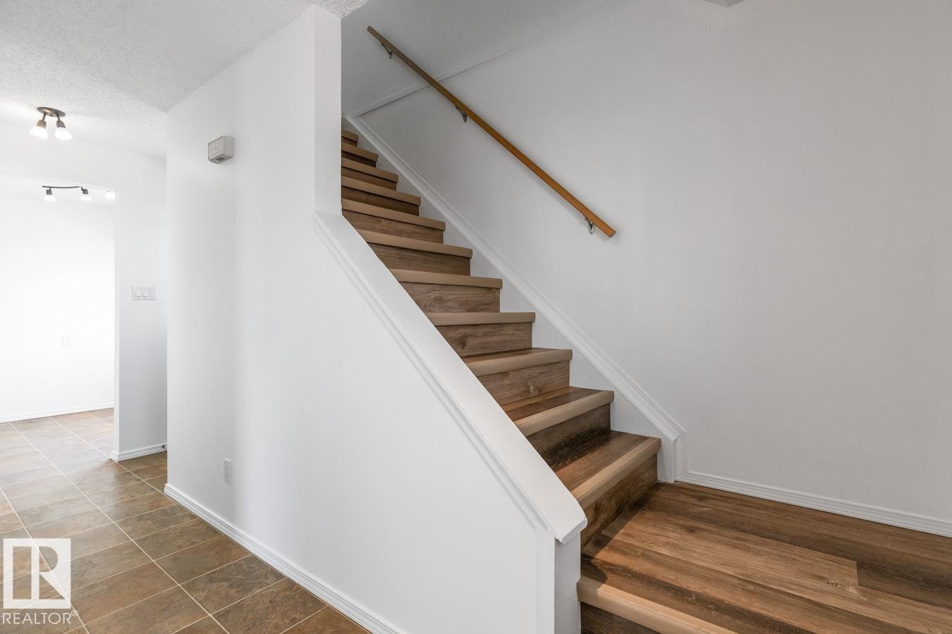 242 Primrose Gardens, Edmonton, AB - Indoor Photo Showing Other Room