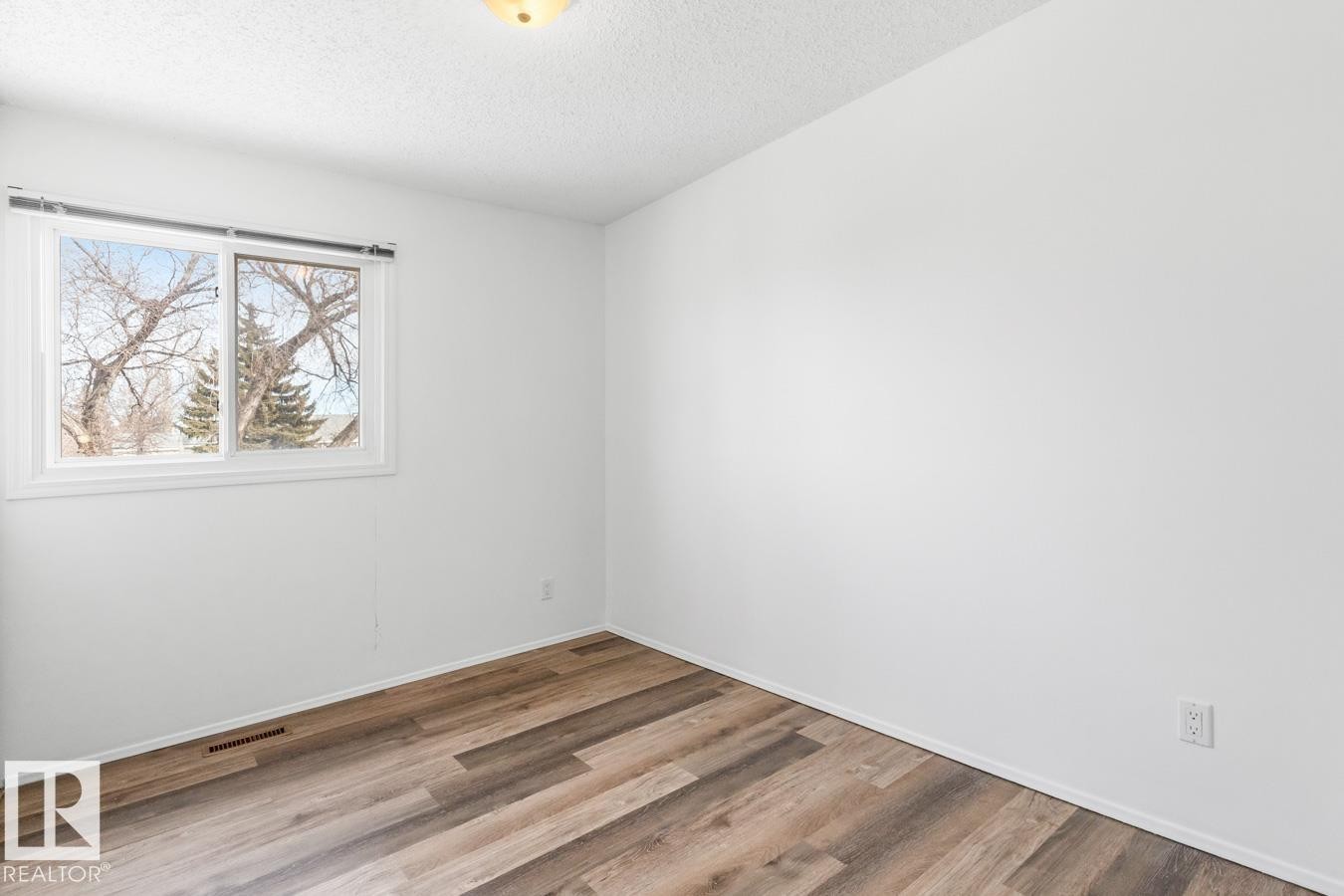242 Primrose Gardens, Edmonton, AB - Indoor Photo Showing Other Room