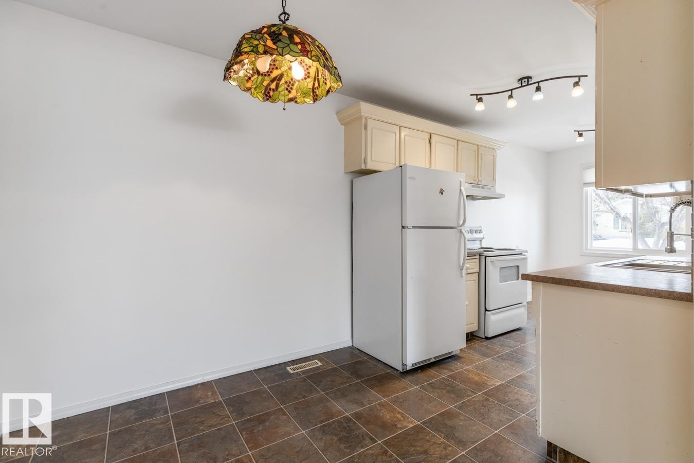 242 Primrose Gardens, Edmonton, AB - Indoor Photo Showing Kitchen With Double Sink