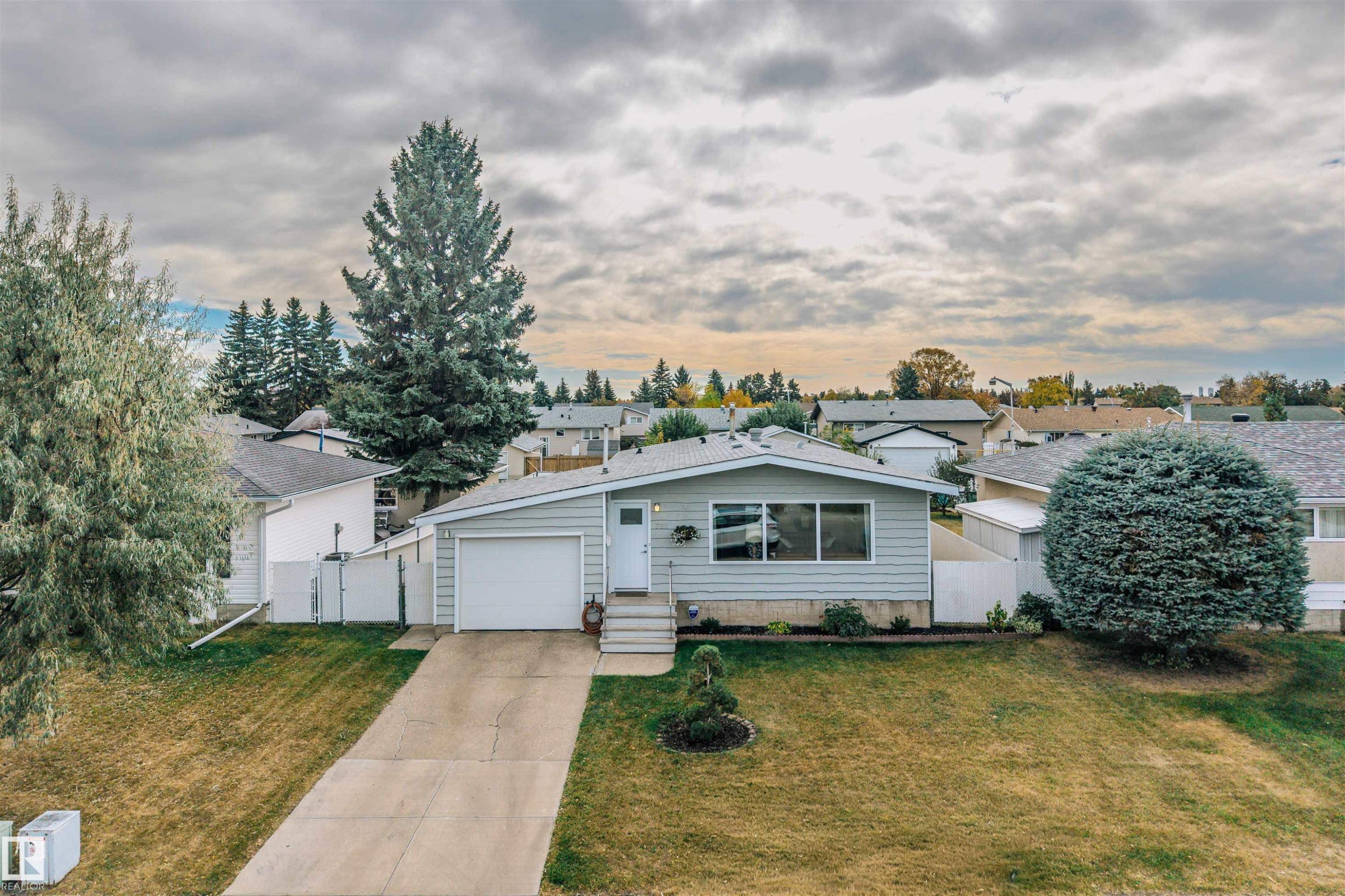 7811 148 Avenue, Edmonton, AB - Outdoor