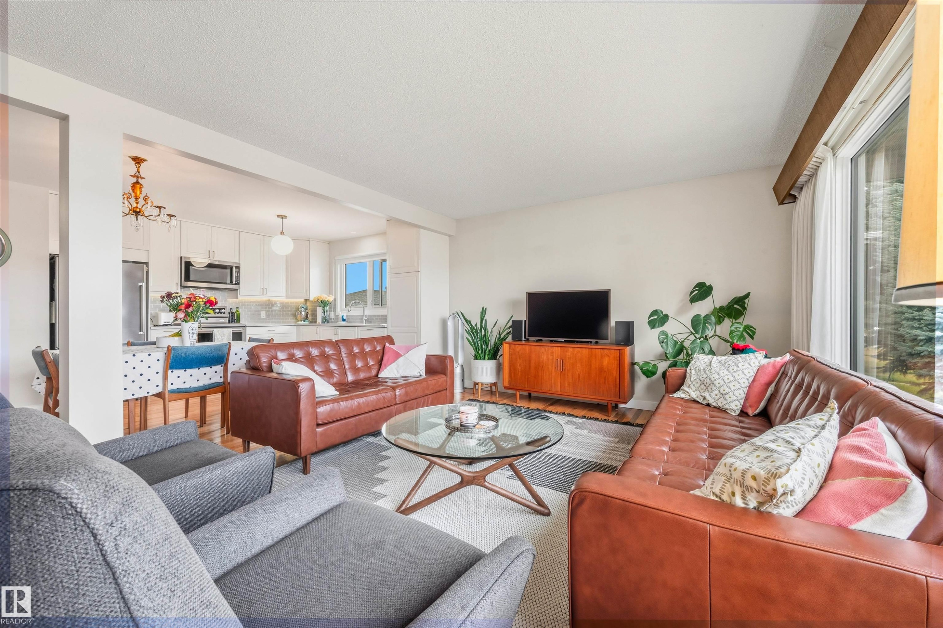 7811 148 Avenue, Edmonton, AB - Indoor Photo Showing Living Room