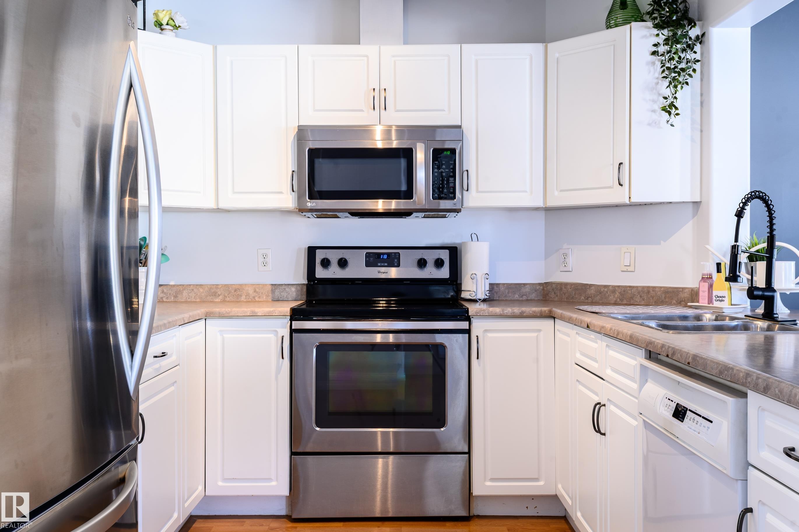 1 30 Levasseur Road, St. Albert, AB - Indoor Photo Showing Kitchen With Double Sink
