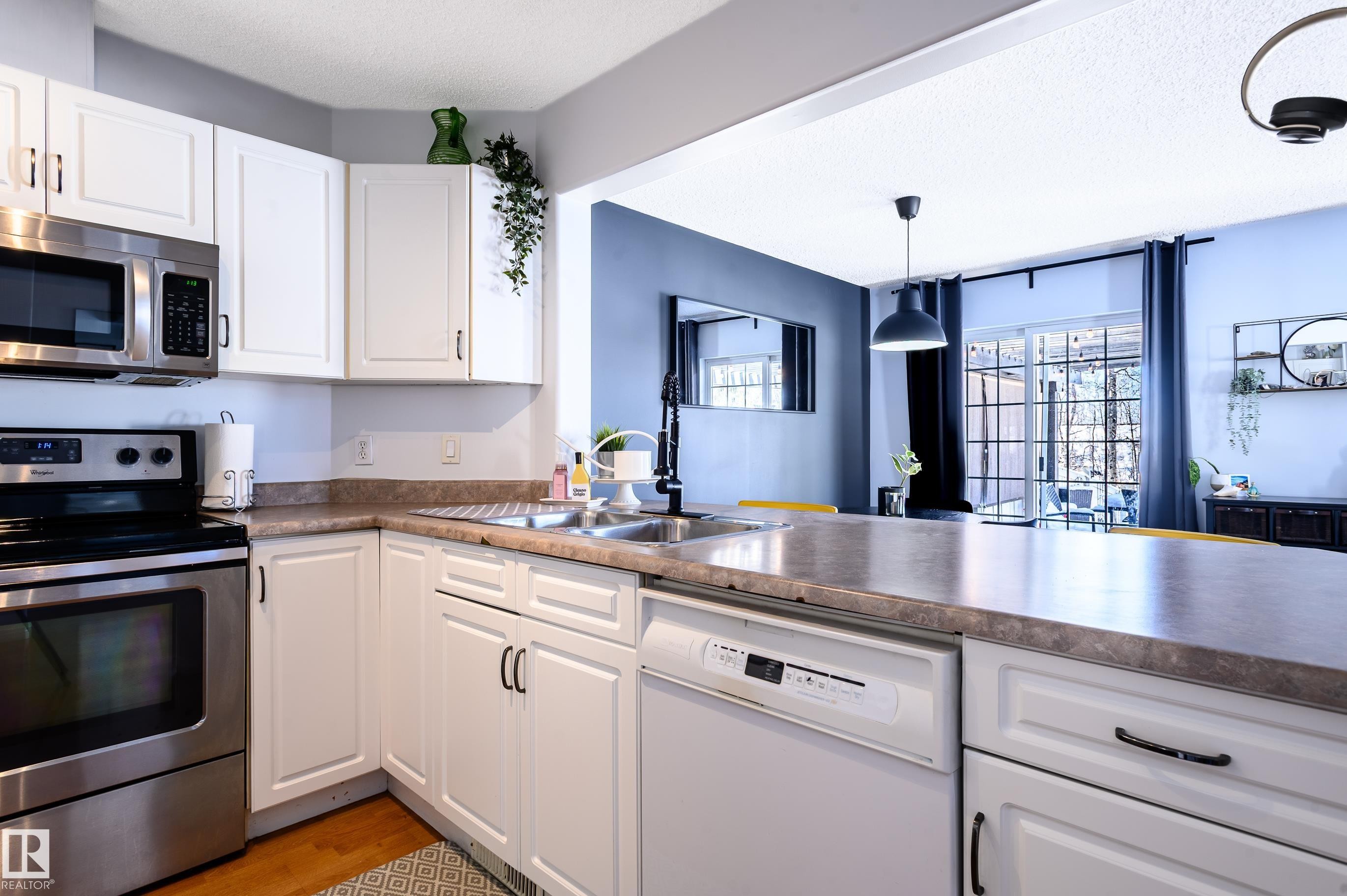 1 30 Levasseur Road, St. Albert, AB - Indoor Photo Showing Kitchen With Double Sink