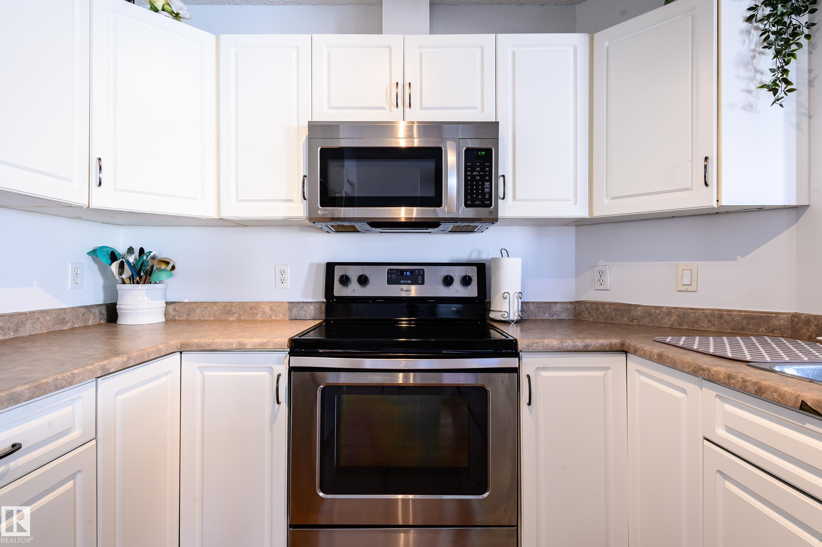 1 30 Levasseur Road, St. Albert, AB - Indoor Photo Showing Kitchen