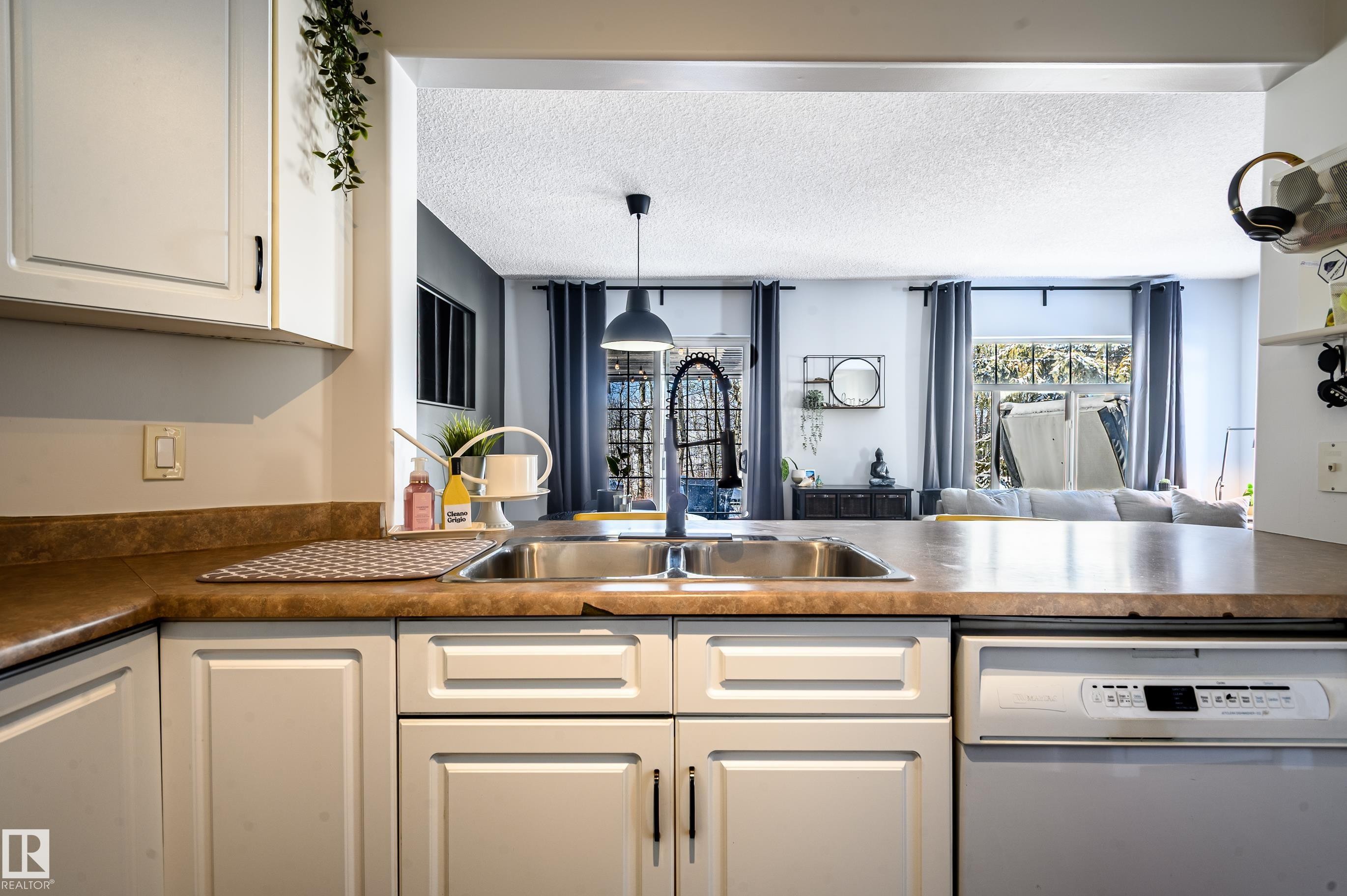 1 30 Levasseur Road, St. Albert, AB - Indoor Photo Showing Kitchen With Double Sink