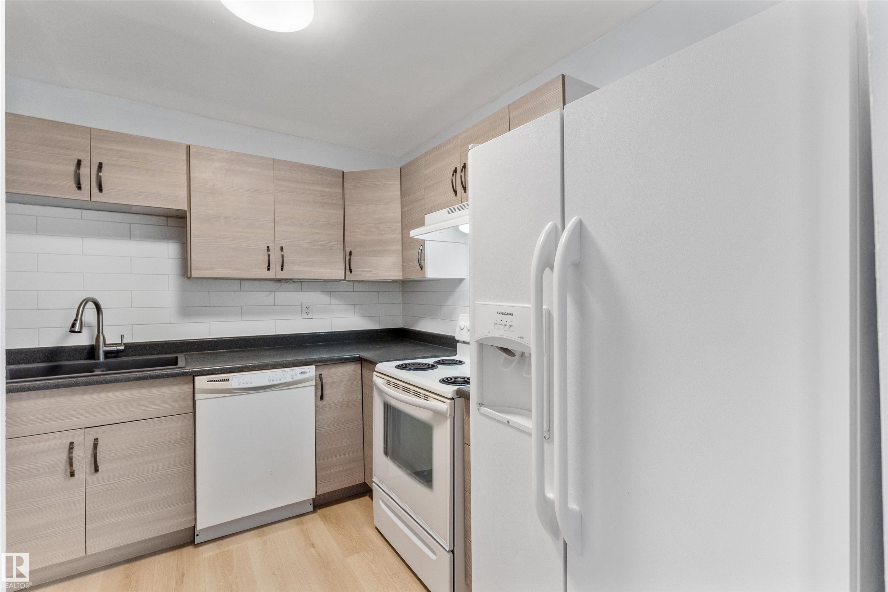 151 Marlborough Place, Edmonton, AB - Indoor Photo Showing Kitchen