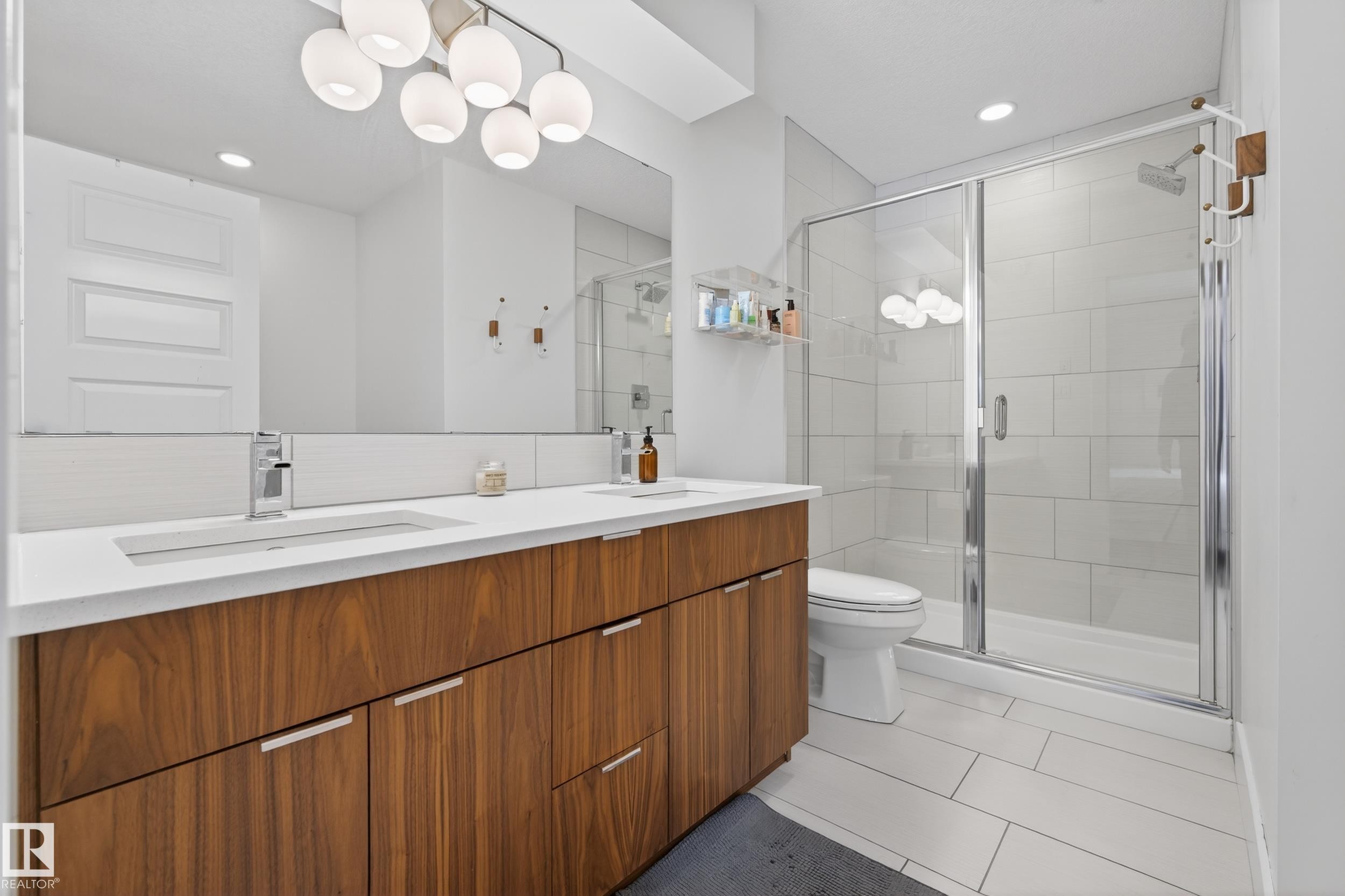 9012 92 Avenue, Edmonton, AB - Indoor Photo Showing Bathroom