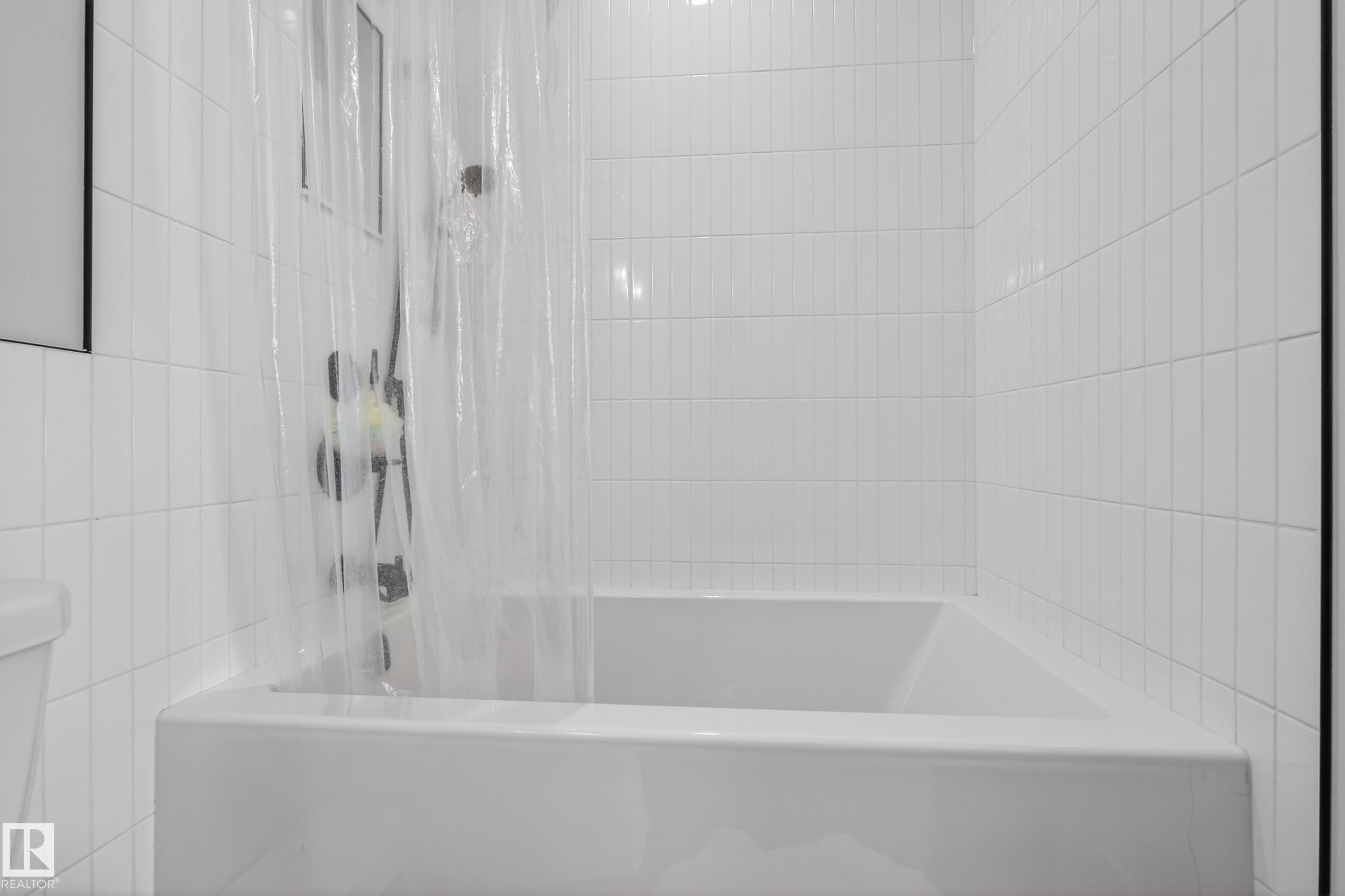 9012 92 Avenue, Edmonton, AB - Indoor Photo Showing Bathroom