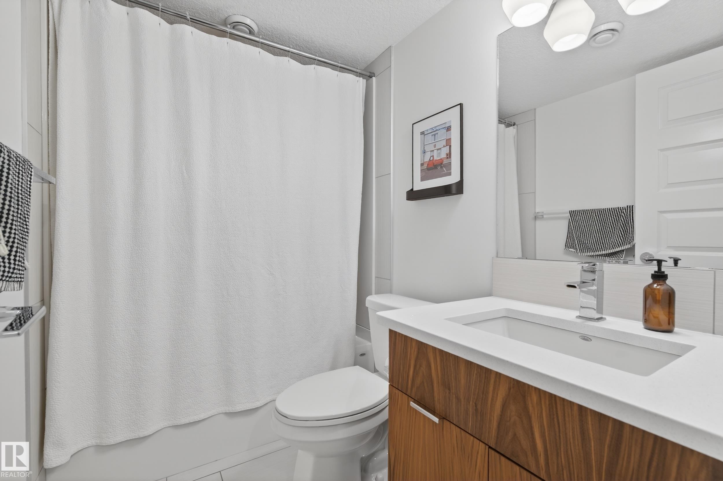 9012 92 Avenue, Edmonton, AB - Indoor Photo Showing Bathroom