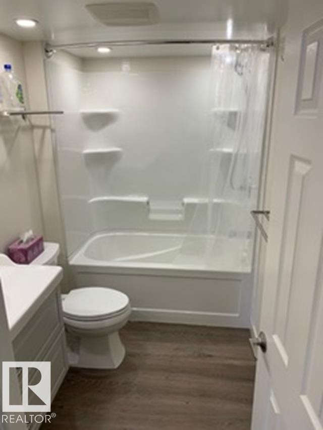 8317 69 Avenue, Edmonton, AB - Indoor Photo Showing Bathroom