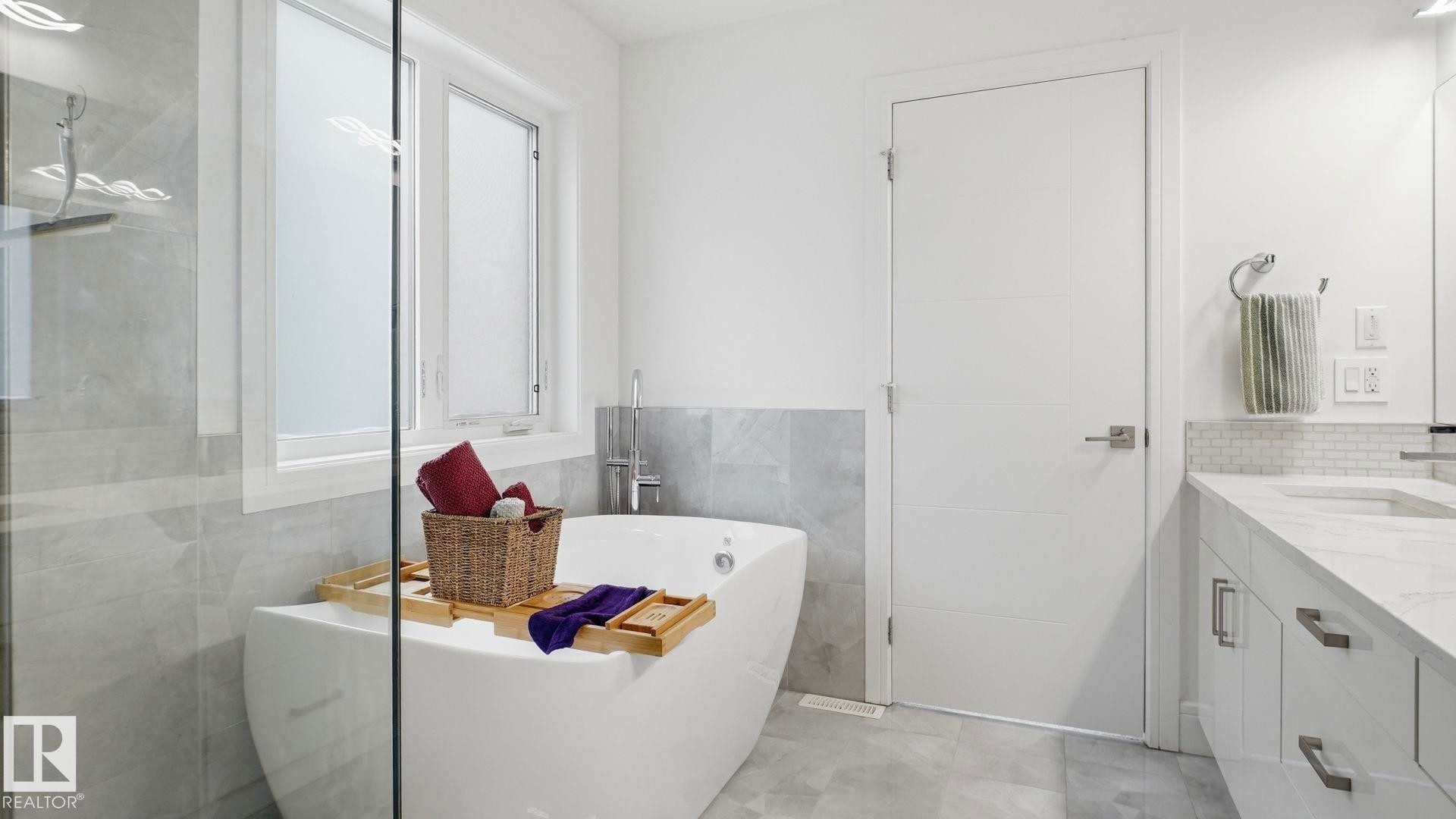 10817 75 Avenue, Edmonton, AB - Indoor Photo Showing Bathroom