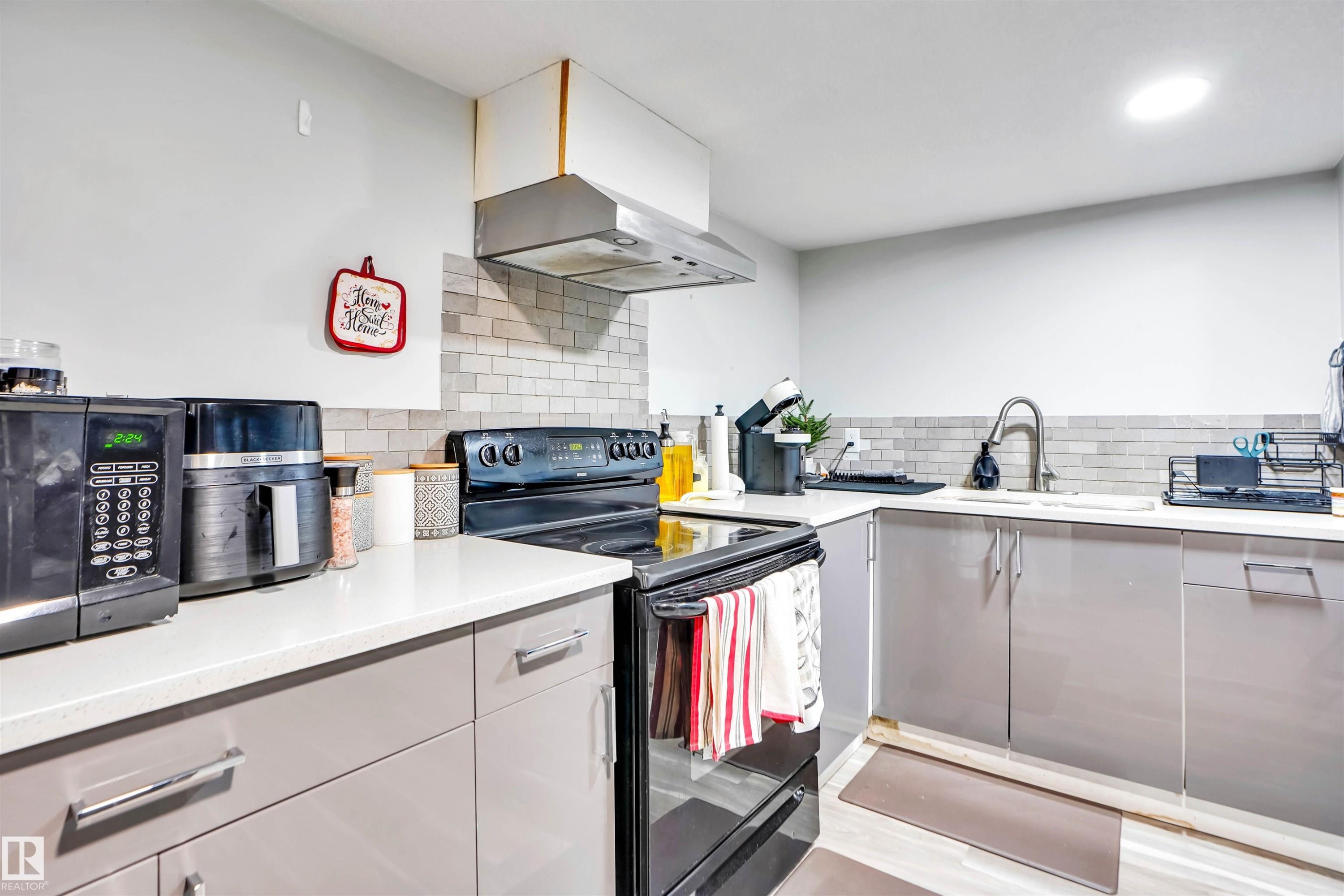 2743 Collins Crescent, Edmonton, AB - Indoor Photo Showing Kitchen