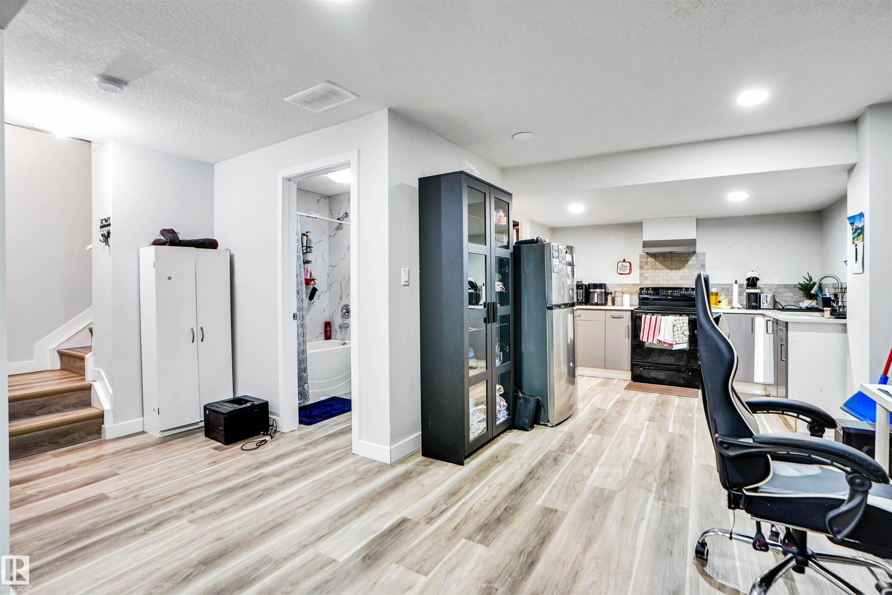 2743 Collins Crescent, Edmonton, AB - Indoor