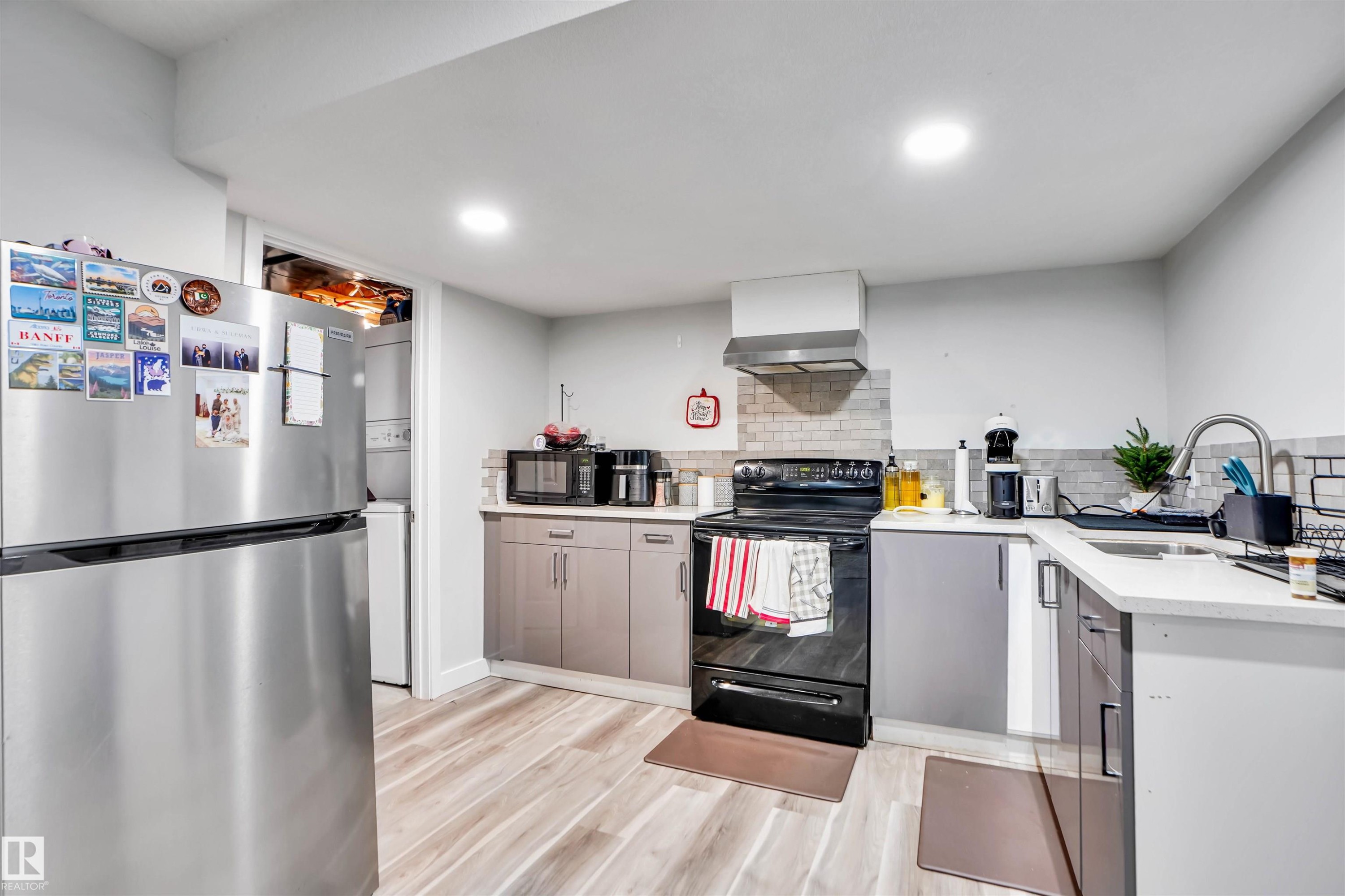 2743 Collins Crescent, Edmonton, AB - Indoor Photo Showing Kitchen