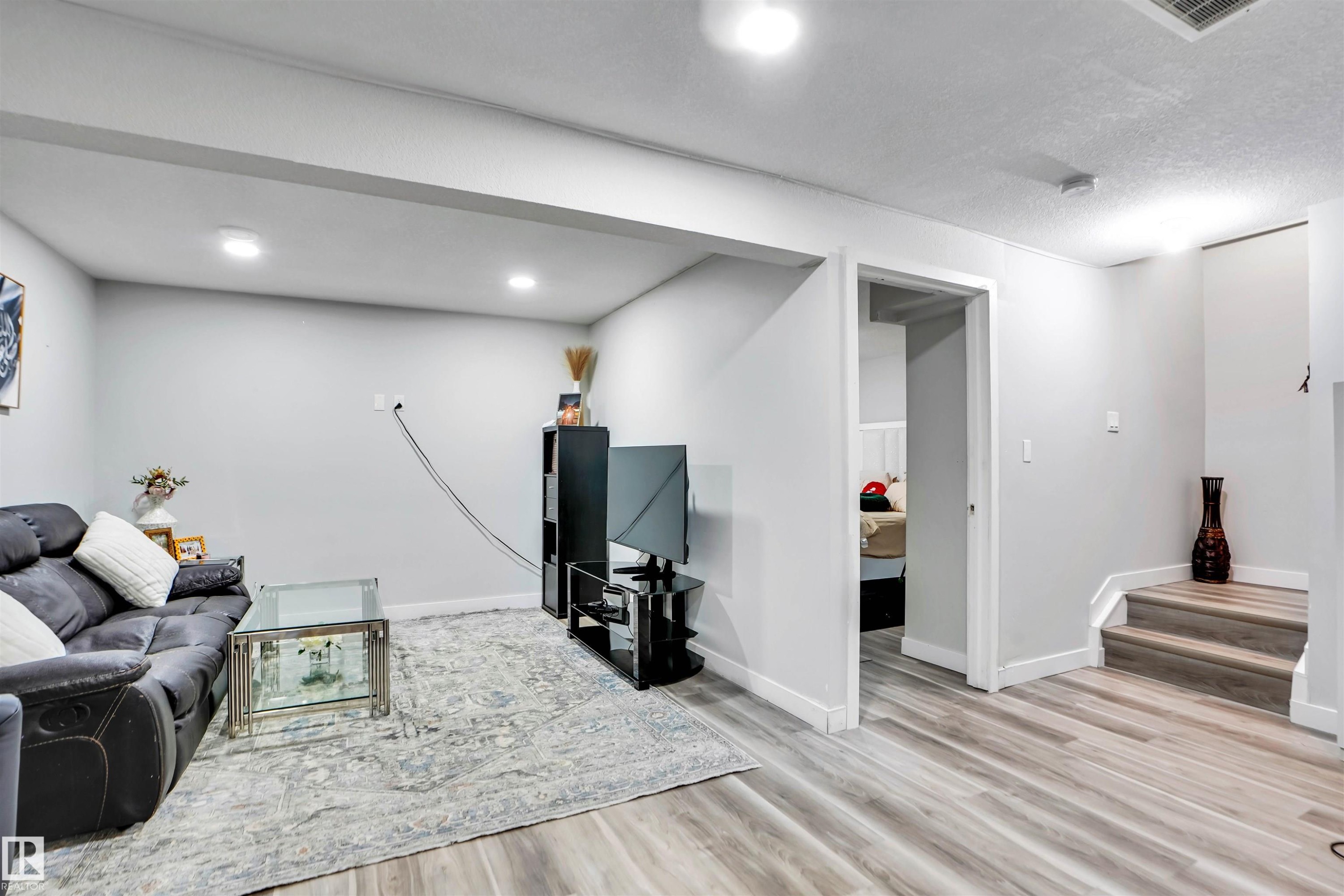 2743 Collins Crescent, Edmonton, AB - Indoor