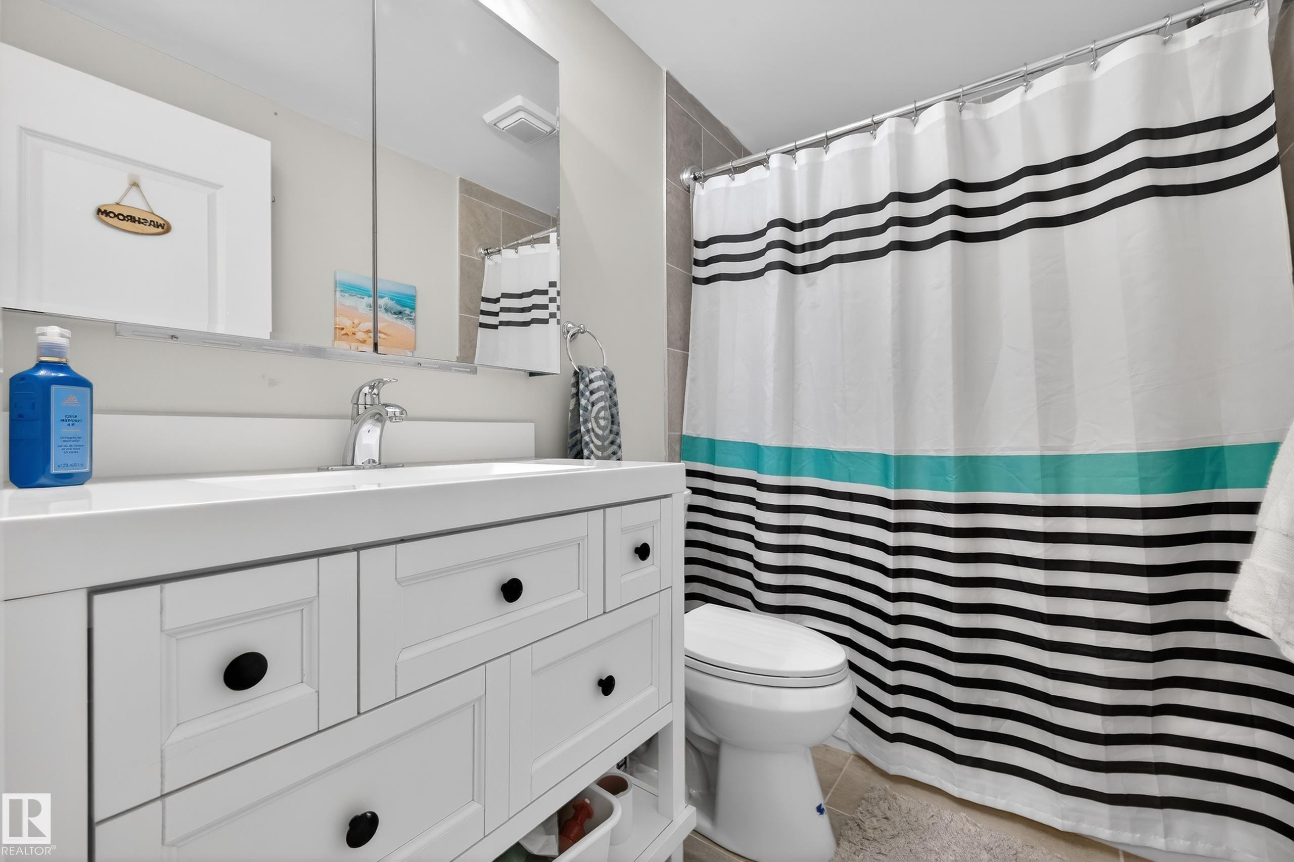 4755 35 Avenue, Edmonton, AB - Indoor Photo Showing Bathroom