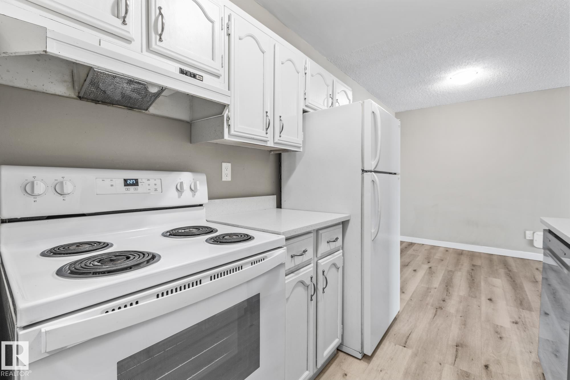 #502 10125 109 St Nw, Edmonton, AB - Indoor Photo Showing Kitchen