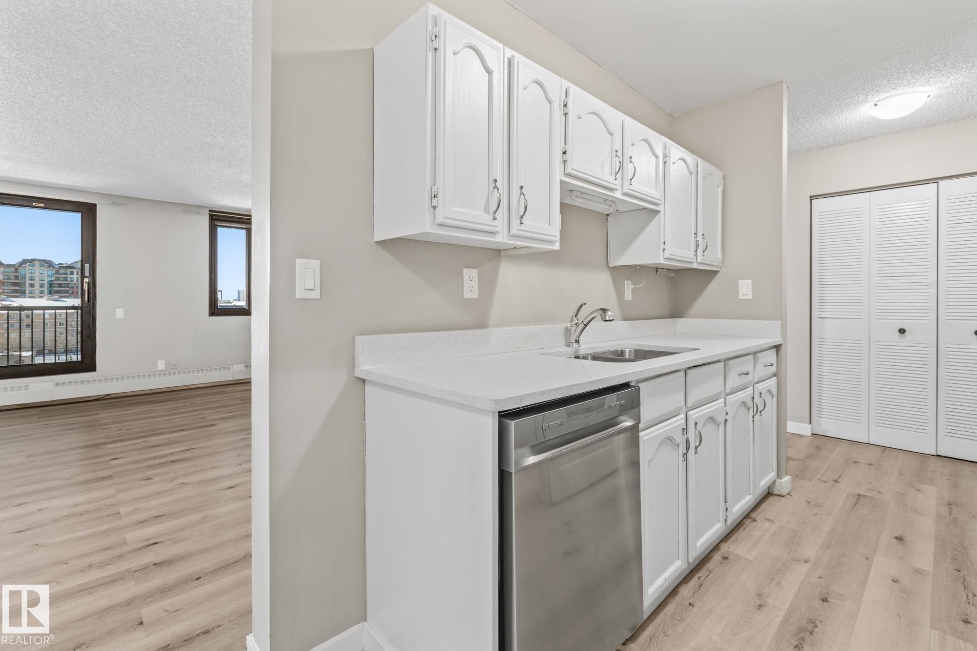 #502 10125 109 St Nw, Edmonton, AB - Indoor Photo Showing Kitchen