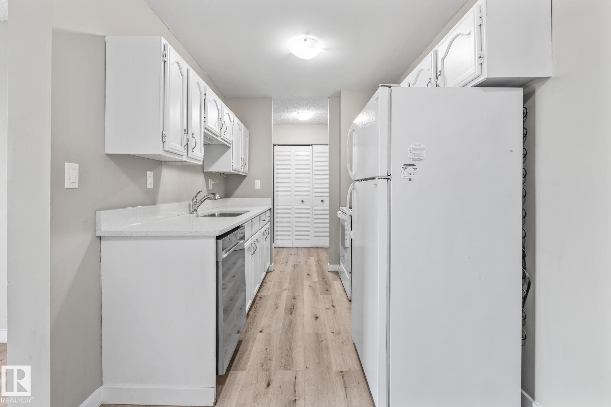 #502 10125 109 St Nw, Edmonton, AB - Indoor Photo Showing Kitchen