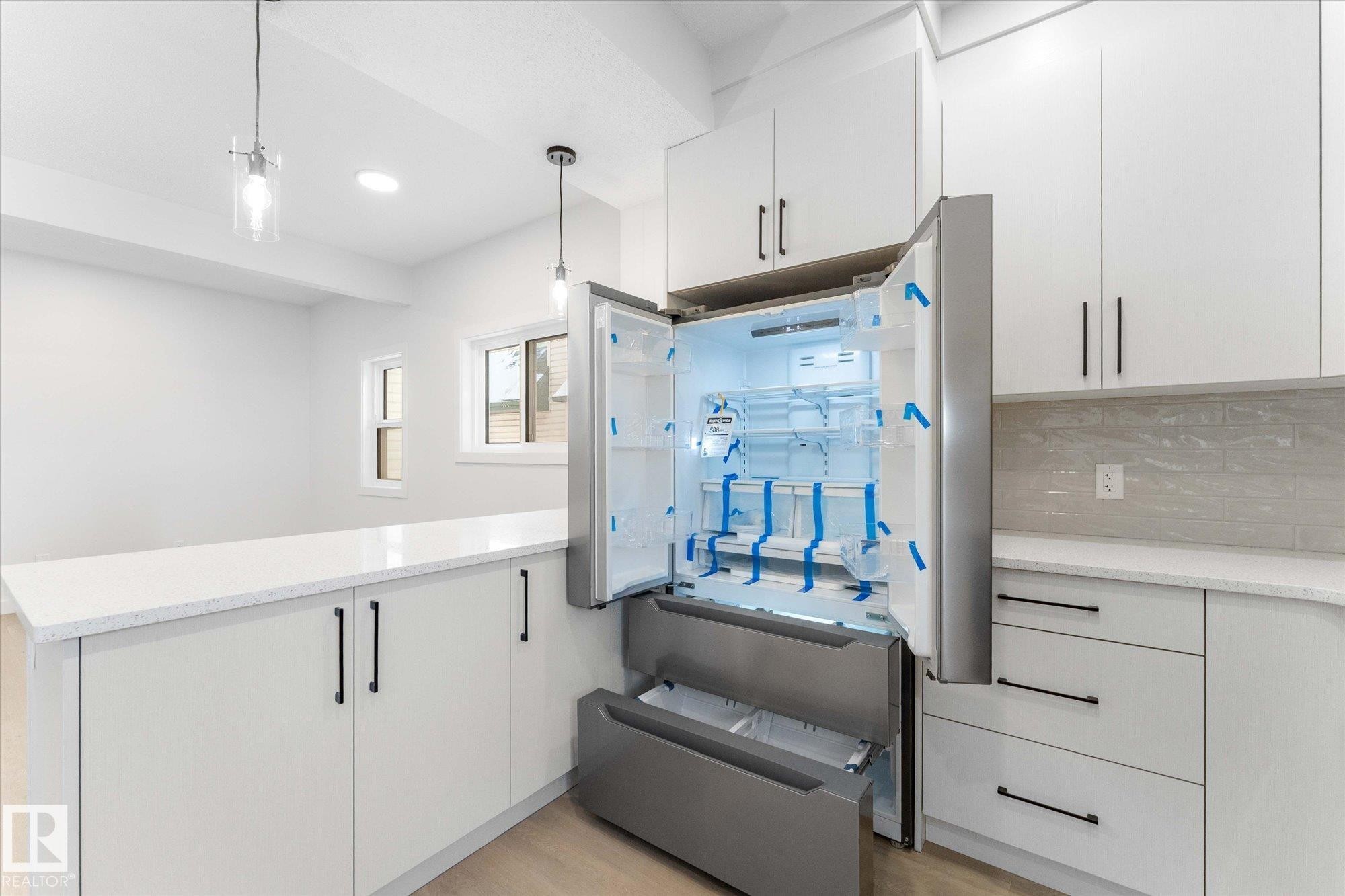 12033 92 Street, Edmonton, AB - Indoor