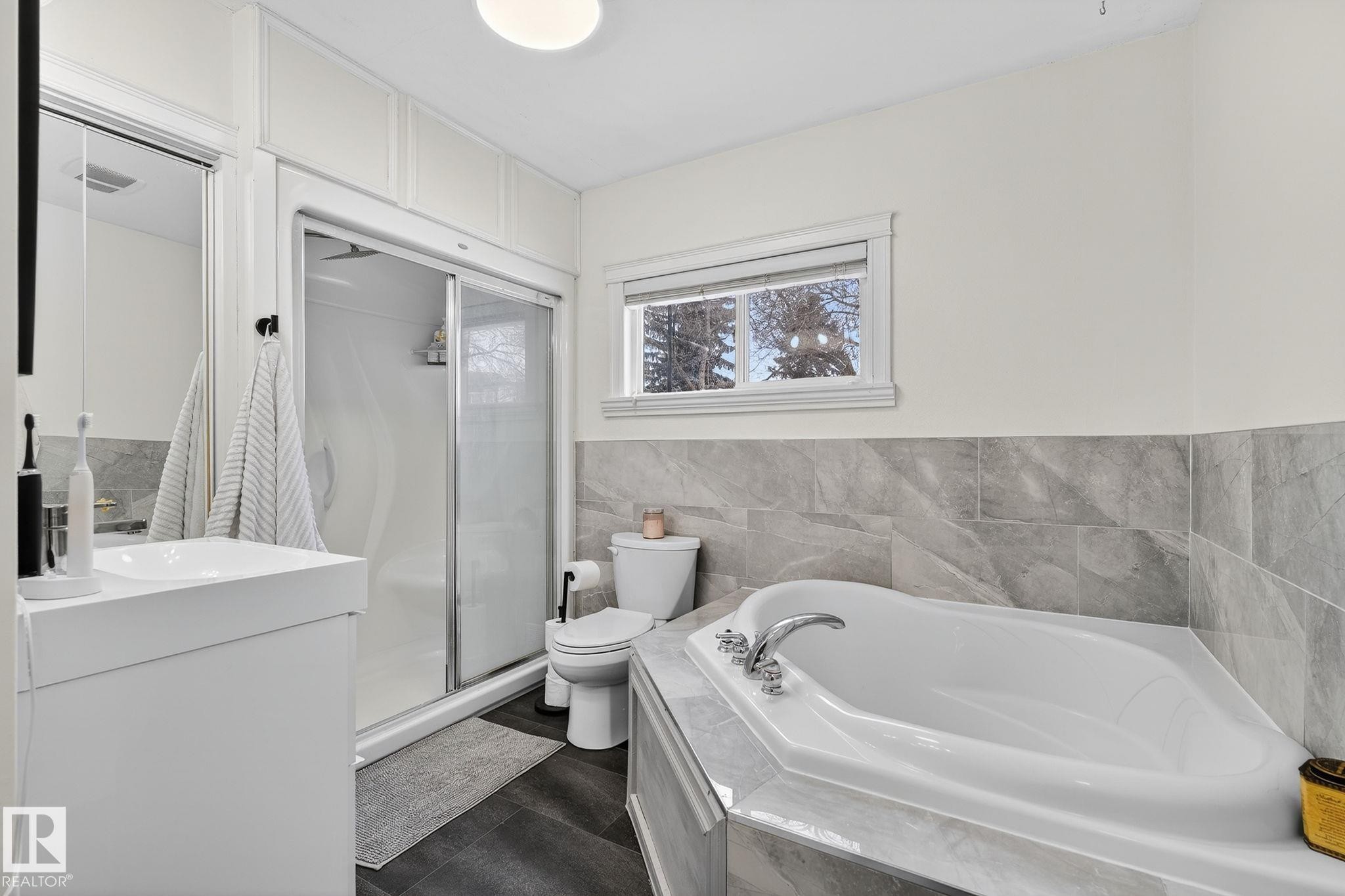 10704 130 Street, Edmonton, AB - Indoor Photo Showing Bathroom