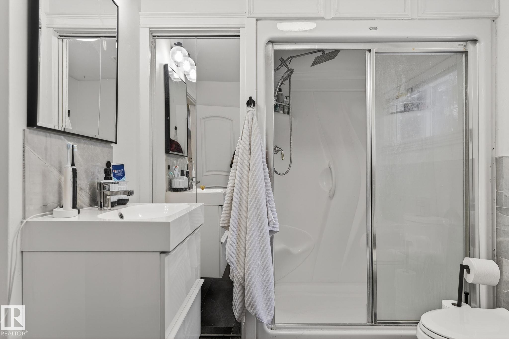 10704 130 Street, Edmonton, AB - Indoor Photo Showing Bathroom