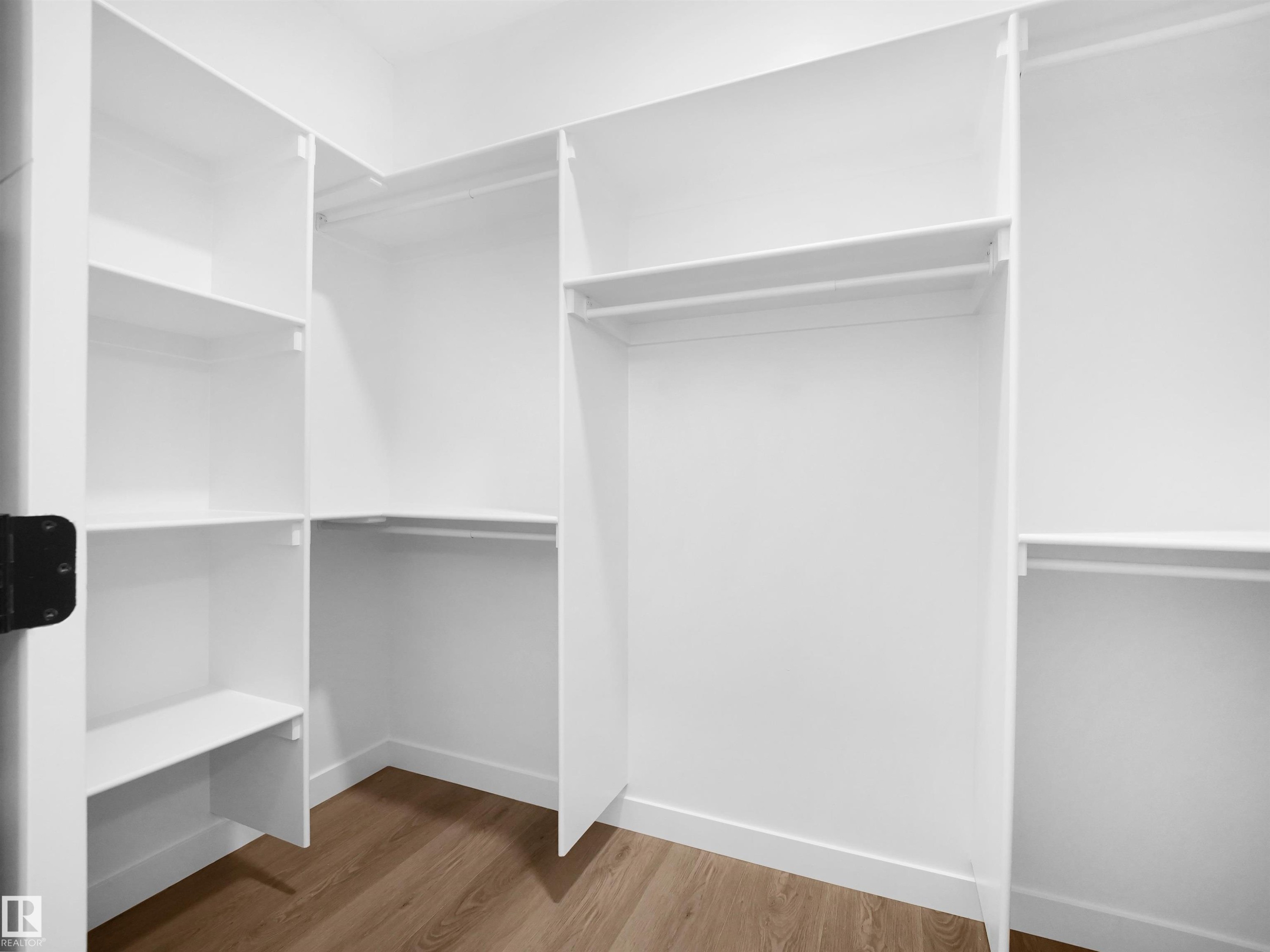 5015 46 Ave, Calmar, AB - Indoor With Storage