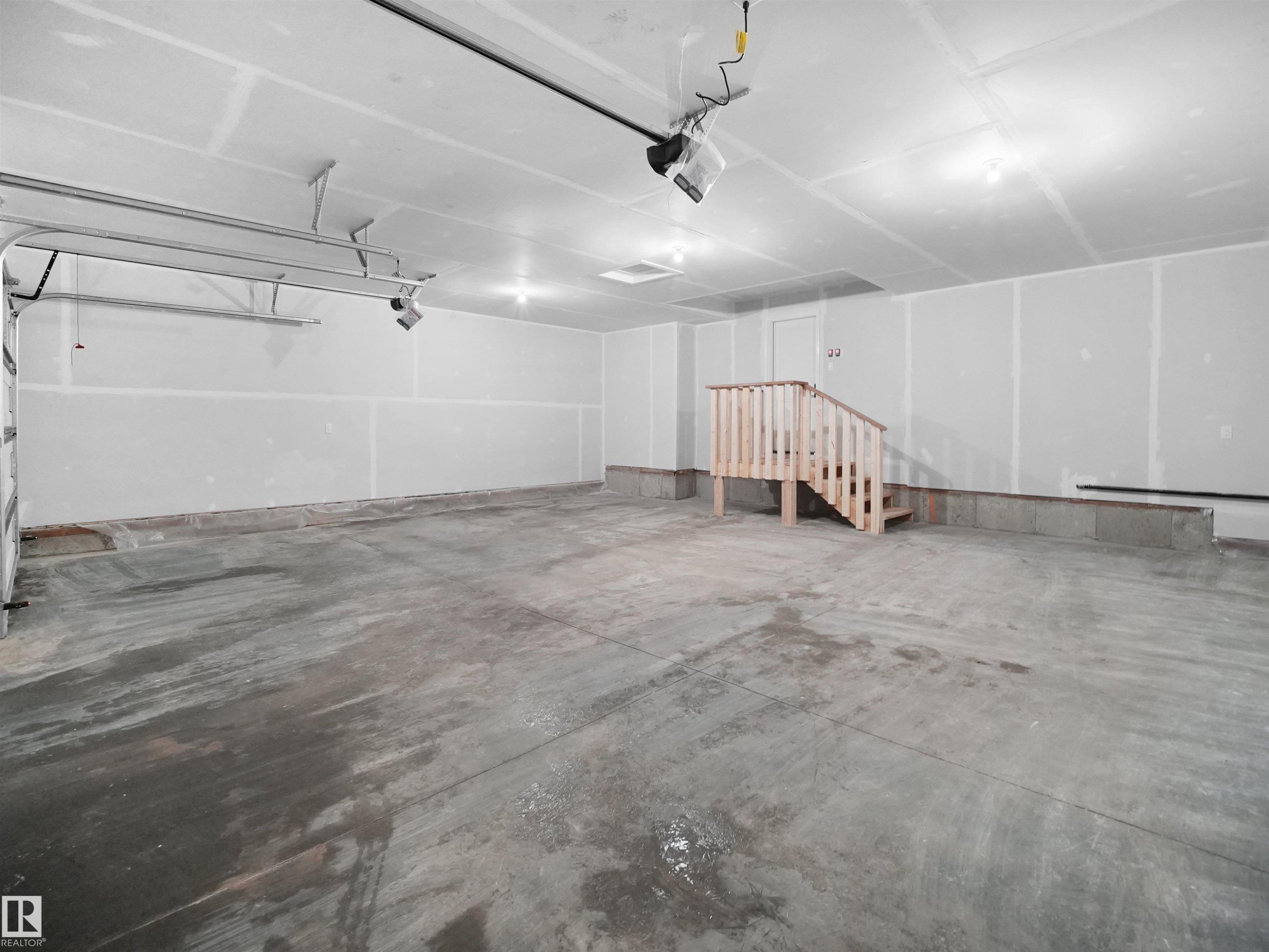 5015 46 Ave, Calmar, AB - Indoor Photo Showing Garage