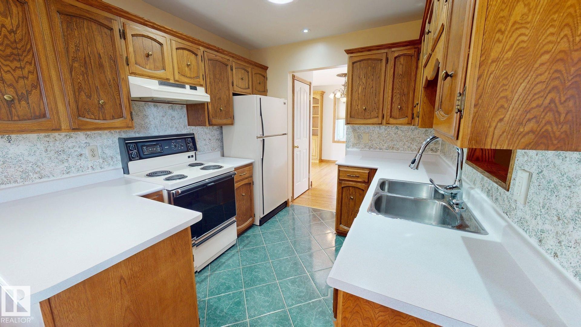 363 Richfield Road, Edmonton, AB - Indoor Photo Showing Kitchen With Double Sink