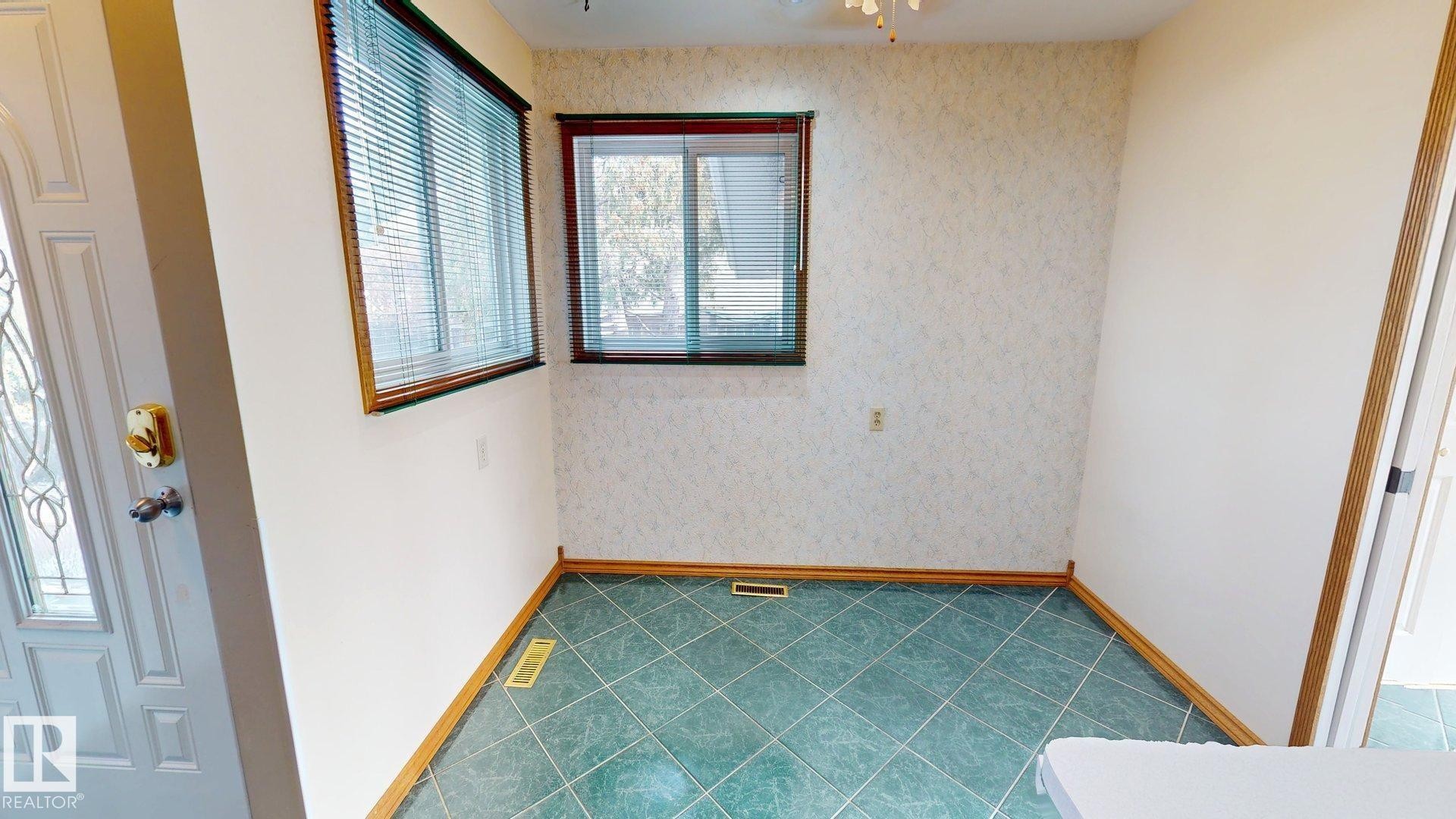 363 Richfield Road, Edmonton, AB - Indoor Photo Showing Other Room