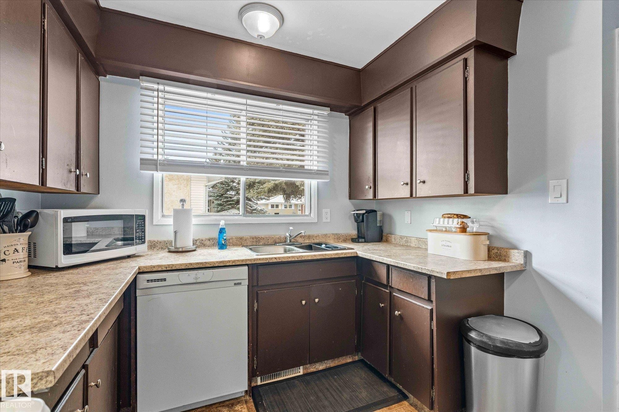 21 Fenwick Crescent, St. Albert, AB - Indoor Photo Showing Kitchen With Double Sink