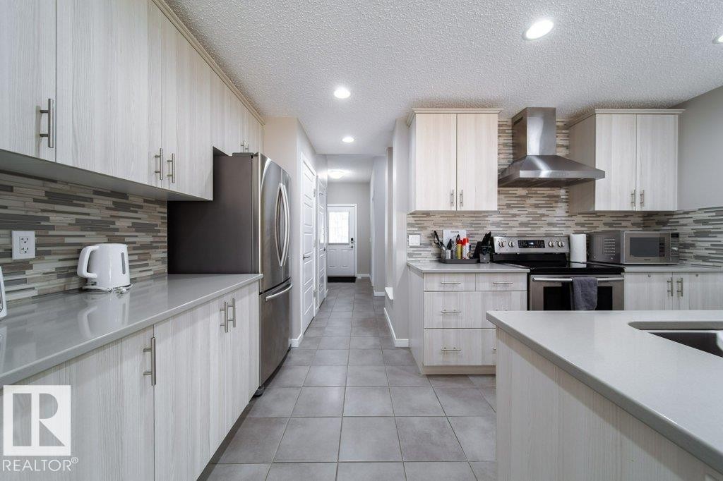 5904 Anthony Crescent, Edmonton, AB - Indoor Photo Showing Kitchen With Upgraded Kitchen