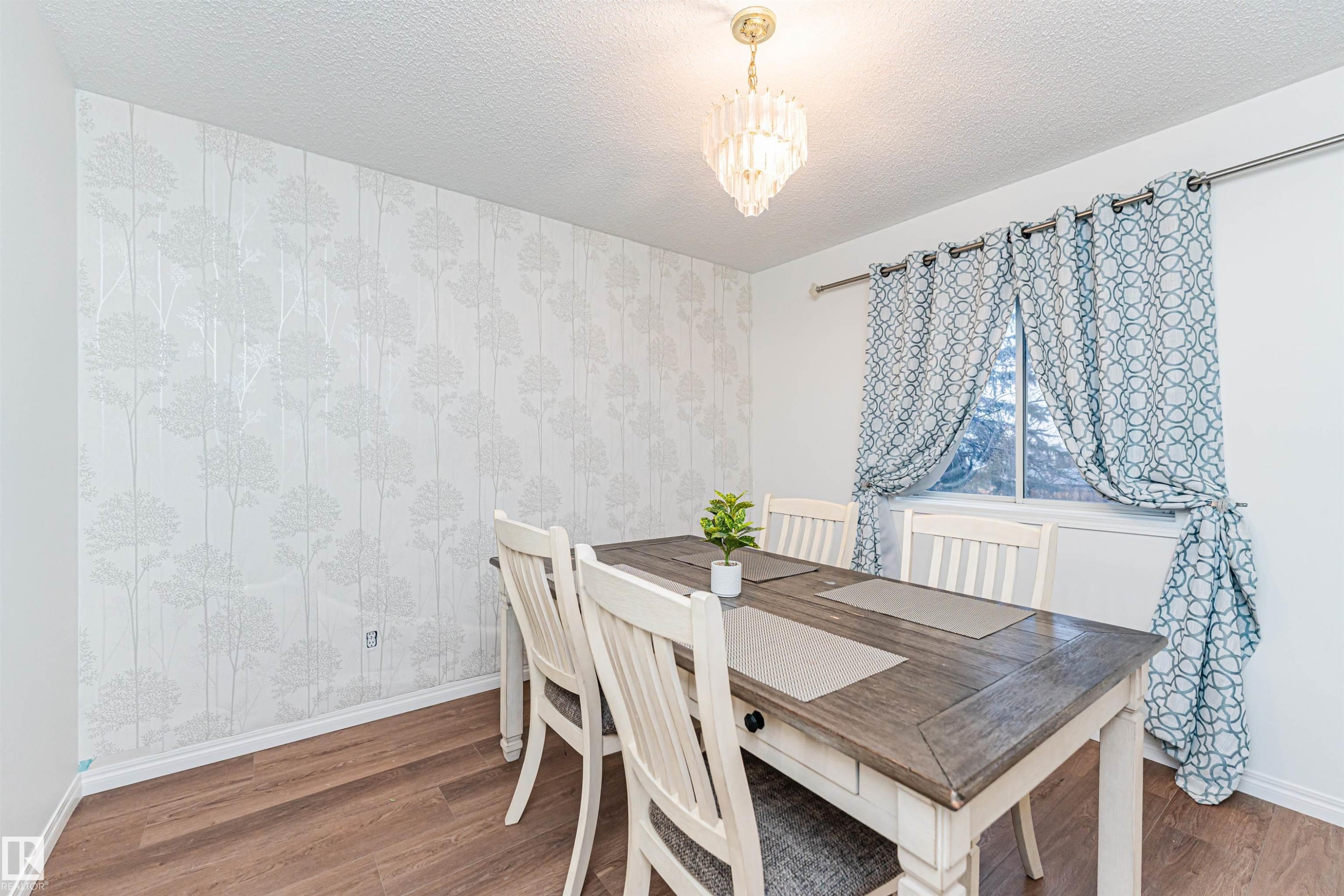 4424 33 Street, Edmonton, AB - Indoor Photo Showing Dining Room